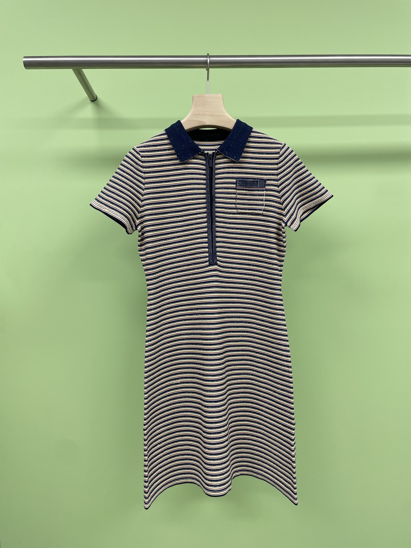 NO:427473,a  IIIVIVINIKO 2025 spring and summer new striped polo dress, neat and fashionable, easily create a versatile and practical daily look. The refreshing striped-controlled Polo skirt in summer makes you beautiful to the point of being foul. The hot summer is hot, it is time to bring a hint of coolness to yourself. Today I recommend a striped dress to you, it is - Polo skirt. This skirt is simply a blessing for striped control. When you wear it, you are the fresh and refined little fairy. This Polo skirt is exquisite.  The classic Polo collar design is both fashionable and retro, allowing you to feel a little elegance in the hot summer. The loose style design allows you to feel a little coolness in the hot summer. Moreover, no matter you are fat, thin, tall and short, this skirt can perfectly adapt to your figure, allowing you to wear it with confidence and beauty. This skirt adopts a pinstripe design, which is both slim and fashionable, and the visual effect of pinstripes is more refreshing, allowing you to feel a little coolness in the summer.  SML, skirts, alexander wang19860909a IIIVIVINIKO2025春夏新款条纹polo连衣裙,利落时髦,轻松打造百搭实穿的日常造型,夏日清爽条纹控的Polo裙,让你美到犯规,夏日炎炎,是时候给自己带来一丝丝凉意了,今天给大家安利一款条纹连衣裙,它就是——Polo裙,这款裙子简直是条纹控的福音,穿上它,你就是那个清新脱俗的小仙女,这款Polo裙采用了经典的Polo领设计,既时尚又复古,让你在炎炎夏日中也能感受到一丝丝的优雅,宽松的版型设计,让你在炎炎夏日中感受到一丝丝的凉爽,而且,无论你是胖瘦高矮,这款裙子都能完美适应你的身材,让你穿出自信,穿出美丽,这款裙子采用了细条纹设计,既显瘦又时尚,而且细条纹的视觉效果更加清爽,让你在夏日中感受到一丝丝的清凉. 码数SML,,skirts,alexander wang,Women's clothing