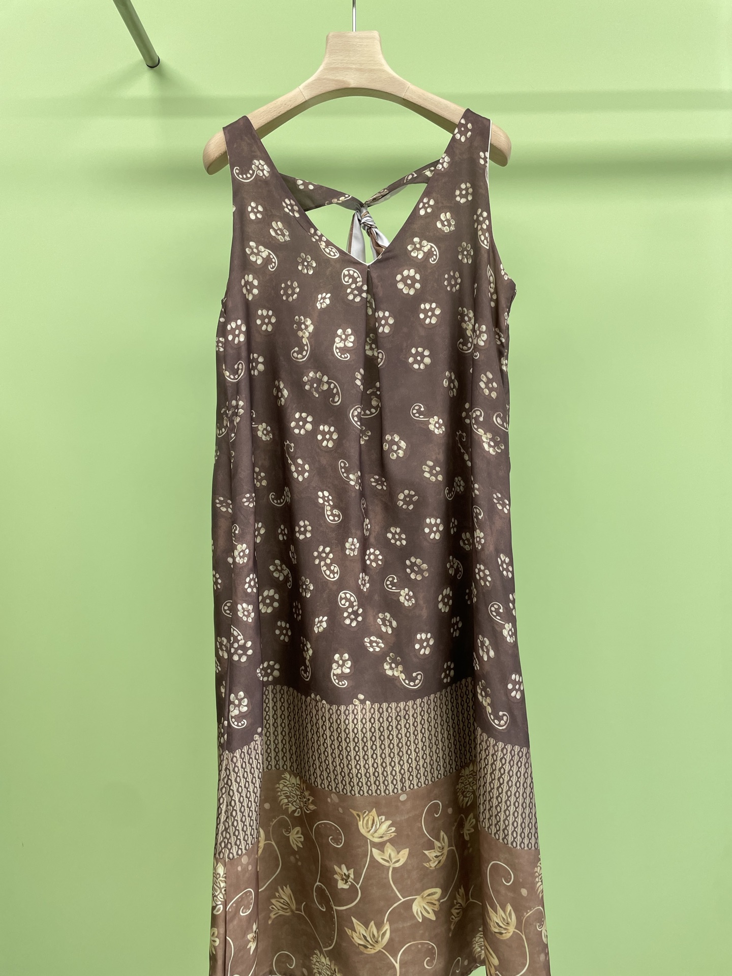 NO:427487,ODTD x MAKE  IF co-branded designer brand printed dress, a must-have light printed dress for summer. How can you not like to wear casual, romance and freedom to wear the waves of the body? When you wear the waves, you will have a sense of relaxation and atmosphere effortlessly. With the soul print, you can achieve a perfect balance of elegance and playfulness. Whether it is daily travel or vacation date, you can easily see it for thousands of years. This printed dress is simply the focus of summer streets.  The fabric is light and breathable, and it is super comfortable to wear. The feeling of fluttering in the wind is so fairy-like. The golden tone is matched with delicate patterns, which is both retro and fashionable. It can easily create a high-end LOOK. Whether it is shopping or vacation, it is an excellent choice to improve temperament and eye-catching. The overall shape is full of fashion in minutes. Get this skirt quickly, so you can make it beautiful this summer naturally and free. SML, skirts, alexander  wang19860909ODTD x MAKE IF联名设计师品牌印花连衣裙,夏日必备的轻盈印花连衣裙来啦,钟爱极繁主义的你怎能不爱把随性、浪漫和自由穿身上的波嬉风,穿上波嬉风的那一刻,不费力的就拥有了松弛感和氛围感,加上灵魂的印花实现了优雅和俏皮的完美平衡,无论是日常出行还是度假约会,都能轻松一眼万年,这件印花连衣裙,简直是夏日街头的焦点单品,面料轻薄透气,穿着超舒适,随风飘动的感觉太仙气了,金色调搭配细腻花纹,既有复古风情又不失时尚感,轻松打造高级感满满的LOOK,无论是逛街还是度假,都是提升气质和吸睛度的绝佳选择,整体造型分分钟拉满时髦度,快入手这件裙子,让你这个夏天美得自然又自在.码数SML,,skirts,alexander wang,Women's clothing