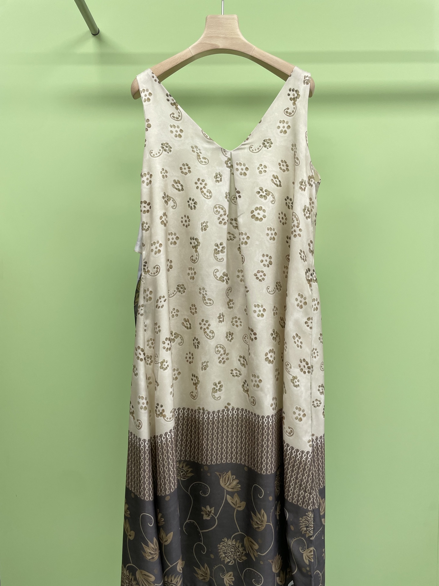 NO:427481,ODTD x MAKE  IF co-branded designer brand printed dress, a must-have light printed dress for summer. How can you not like to wear casual, romance and freedom to wear the waves of the body? When you wear the waves, you will have a sense of relaxation and atmosphere effortlessly. With the soul print, you can achieve a perfect balance of elegance and playfulness. Whether it is daily travel or vacation date, you can easily see it for thousands of years. This printed dress is simply the focus of summer streets.  The fabric is light and breathable, and it is super comfortable to wear. The feeling of fluttering in the wind is so fairy-like. The golden tone is matched with delicate patterns, which is both retro and fashionable, and it is easy to create a high-end LOOK. Whether it is shopping or vacation, it is an excellent choice to improve temperament and eye-catching. The overall shape is full of fashion in minutes. Get this skirt quickly, so you can make it beautiful this summer naturally and free. SML, skirts, alexander  wang19860909ODTD x MAKE IF联名设计师品牌印花连衣裙,夏日必备的轻盈印花连衣裙来啦,钟爱极繁主义的你怎能不爱把随性、浪漫和自由穿身上的波嬉风,穿上波嬉风的那一刻,不费力的就拥有了松弛感和氛围感,加上灵魂的印花实现了优雅和俏皮的完美平衡,无论是日常出行还是度假约会,都能轻松一眼万年,这件印花连衣裙,简直是夏日街头的焦点单品,面料轻薄透气,穿着超舒适,随风飘动的感觉太仙气了,金色调搭配细腻花纹,既有复古风情又不失时尚感,轻松打造高级感满满的LOOK,无论是逛街还是度假,都是提升气质和吸睛度的绝佳选择,整体造型分分钟拉满时髦度,快入手这件裙子,让你这个夏天美得自然又自在.码数SML,,skirts,alexander wang,Women's clothing