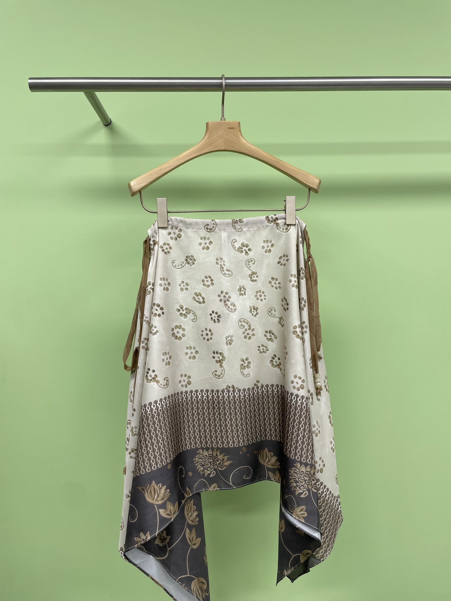 NO:427496,ODTD X MAKEIF  25 spring and summer printed suspender dress + printed trousers, a must-have light printed suit for summer. How can you not like to wear casual, romance and freedom to wear the waves of your body? When you wear the waves, you will have a sense of relaxation and atmosphere effortlessly. With the soul print, you can achieve a perfect balance of elegance and playfulness. Whether it is daily travel or vacation date, you can easily see it for thousands of years. This set of printed suspender tops is paired with wide  Loose trousers are simply the focus of summer streets. The fabric is light and breathable, and it is super comfortable to wear. The feeling of fluttering in the wind is so fairy-like. The golden tones and delicate patterns are both retro and fashionable, and it is easy to create a high-end LOOK. Whether it is shopping or vacation, it is an excellent choice to improve temperament and eye-catching. The overall shape is full of fashion in minutes. Get this set quickly to make you beautiful and comfortable this summer.  Top (slings can be worn for more than one sling. You can make a sling top or the skirt)., skirts, alexander wang19860909ODTD X MAKEIF 25春夏印花吊带连衣裙+印花长裤,夏日必备的轻盈印花套装来啦,钟爱极繁主义的你怎能不爱把随性、浪漫和自由穿身上的波嬉风,穿上波嬉风的那一刻,不费力的就拥有了松弛感和氛围感,加上灵魂的印花实现了优雅和俏皮的完美平衡,无论是日常出行还是度假约会,都能轻松一眼万年,这套印花吊带上衣搭配宽松长裤,简直是夏日街头的焦点单品,面料轻薄透气,穿着超舒适,随风飘动的感觉太仙气了,金色调搭配细腻花纹,既有复古风情又不失时尚感,轻松打造高级感满满的LOOK,无论是逛街还是度假,都是提升气质和吸睛度的绝佳选择,整体造型分分钟拉满时髦度,快入手这套套装,让你这个夏天美得自然又自在. 上衣（吊带一衣多穿 可以做吊带上衣也可最为半裙）,,skirts,alexander wang,Women's clothing