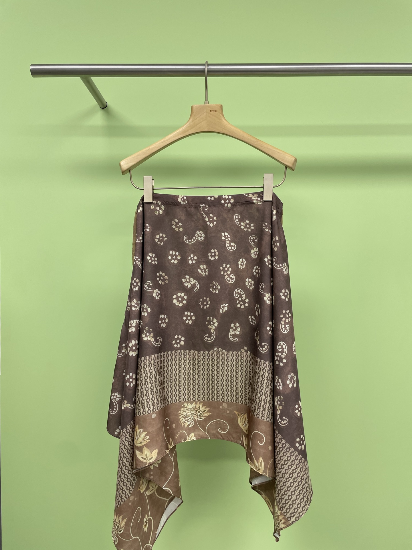 NO:427467,ODTD X MAKEIF  25 spring and summer printed suspender dress + printed trousers, a must-have light printed suit for summer. How can you not like to wear casual, romance and freedom to wear the waves of your body? When you wear the waves, you will have a sense of relaxation and atmosphere effortlessly. With the soul print, you can achieve a perfect balance of elegance and playfulness. Whether it is daily travel or vacation date, you can easily see it for thousands of years. This set of printed suspender tops is paired with wide  Loose trousers are simply the focus of summer streets. The fabric is light and breathable, and it is super comfortable to wear. The feeling of fluttering in the wind is so fairy-like. The golden tones and delicate patterns are both retro and fashionable, and it is easy to create a high-end LOOK. Whether it is shopping or vacation, it is an excellent choice to improve temperament and eye-catching. The overall shape is full of fashion in minutes. Get this set quickly to make you beautiful and comfortable this summer.  Top (slings can be worn for more than one sling. You can make a sling top or the skirt)., skirts, alexander wang19860909ODTD X MAKEIF 25春夏印花吊带连衣裙+印花长裤,夏日必备的轻盈印花套装来啦,钟爱极繁主义的你怎能不爱把随性、浪漫和自由穿身上的波嬉风,穿上波嬉风的那一刻,不费力的就拥有了松弛感和氛围感,加上灵魂的印花实现了优雅和俏皮的完美平衡,无论是日常出行还是度假约会,都能轻松一眼万年,这套印花吊带上衣搭配宽松长裤,简直是夏日街头的焦点单品,面料轻薄透气,穿着超舒适,随风飘动的感觉太仙气了,金色调搭配细腻花纹,既有复古风情又不失时尚感,轻松打造高级感满满的LOOK,无论是逛街还是度假,都是提升气质和吸睛度的绝佳选择,整体造型分分钟拉满时髦度,快入手这套套装,让你这个夏天美得自然又自在. 上衣（吊带一衣多穿 可以做吊带上衣也可最为半裙）,,skirts,alexander wang,Women's clothing