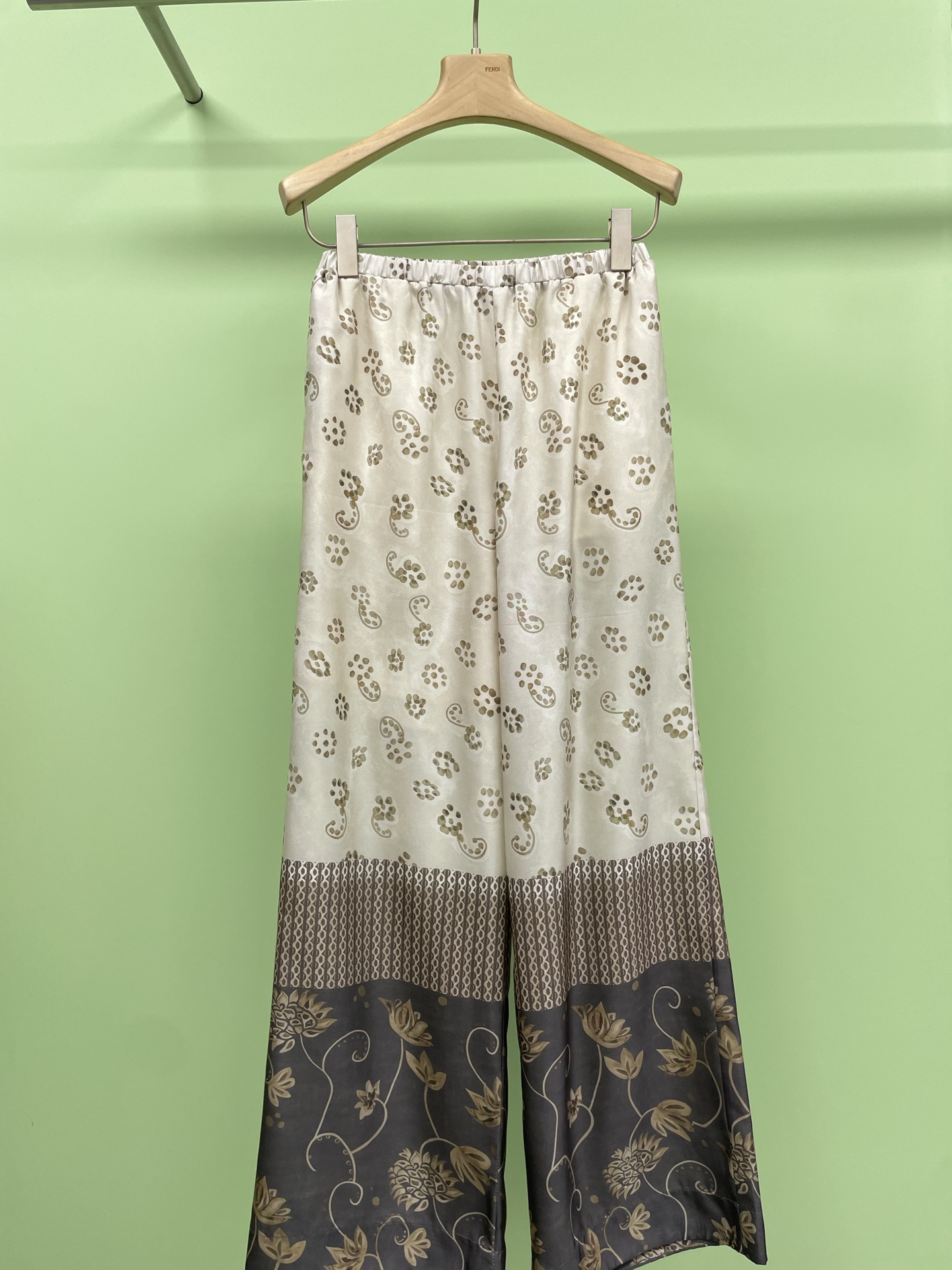 NO:427475,ODTD X MAKEIF  25 spring and summer printed suspender dress + printed trousers, a must-have light printed suit for summer. How can you not like to wear casual, romantic and free style on the body? When you wear the swaying wind, you will have a sense of relaxation and atmosphere effortlessly. With the soul's prints, you can achieve a perfect balance of elegance and playfulness. Whether it is daily travel or vacation dates, you can easily see it for thousands of years. This set of printed suspender tops is loose and long.  Pants are simply the focus item on the streets in summer. The fabric is light and breathable, and it is super comfortable to wear. The feeling of fluttering in the wind is so fairy-like. The golden tones are matched with delicate patterns, which are both retro and fashionable. It can easily create a high-end LOOK. Whether it is shopping or vacation, it is an excellent choice to improve temperament and eye-catching. The overall shape is full of fashion in minutes. Get this set quickly, so you can be beautiful and comfortable this summer. SML  trousers, skirts,alexander wang19860909ODTD X MAKEIF 25春夏印花吊带连衣裙+印花长裤,夏日必备的轻盈印花套装来啦,钟爱极繁主义的你怎能不爱把随性、浪漫和自由穿身上的波嬉风,穿上波嬉风的那一刻,不费力的就拥有了松弛感和氛围感,加上灵魂的印花实现了优雅和俏皮的完美平衡,无论是日常出行还是度假约会,都能轻松一眼万年,这套印花吊带上衣搭配宽松长裤,简直是夏日街头的焦点单品,面料轻薄透气,穿着超舒适,随风飘动的感觉太仙气了,金色调搭配细腻花纹,既有复古风情又不失时尚感,轻松打造高级感满满的LOOK,无论是逛街还是度假,都是提升气质和吸睛度的绝佳选择,整体造型分分钟拉满时髦度,快入手这套套装,让你这个夏天美得自然又自在.码数SML 长裤,,skirts,alexander wang,Women's clothing