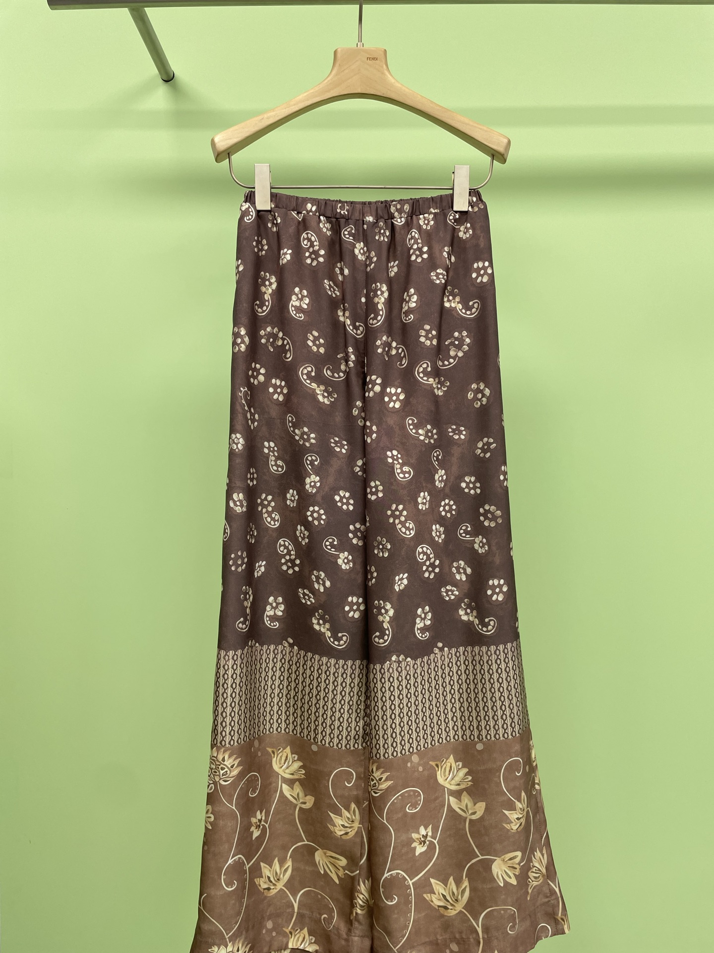 NO:427483,ODTD X MAKEIF  25 spring and summer printed suspender dress + printed trousers, a must-have light printed suit for summer. How can you not like to wear casual, romantic and free style on the body? When you wear the swaying wind, you will have a sense of relaxation and atmosphere effortlessly. With the soul's prints, you can achieve a perfect balance of elegance and playfulness. Whether it is daily travel or vacation dates, you can easily see it for thousands of years. This set of printed suspender tops is loose and long.  Pants are simply the focus item on the streets in summer. The fabric is light and breathable, and it is super comfortable to wear. The feeling of fluttering in the wind is so fairy-like. The golden tones are matched with delicate patterns, which are both retro and fashionable. It can easily create a high-end LOOK. Whether it is shopping or vacation, it is an excellent choice to improve temperament and eye-catching. The overall shape is full of fashion in minutes. Get this set quickly, so you can be beautiful and comfortable this summer. SML  trousers, skirts,alexander wang19860909ODTD X MAKEIF 25春夏印花吊带连衣裙+印花长裤,夏日必备的轻盈印花套装来啦,钟爱极繁主义的你怎能不爱把随性、浪漫和自由穿身上的波嬉风,穿上波嬉风的那一刻,不费力的就拥有了松弛感和氛围感,加上灵魂的印花实现了优雅和俏皮的完美平衡,无论是日常出行还是度假约会,都能轻松一眼万年,这套印花吊带上衣搭配宽松长裤,简直是夏日街头的焦点单品,面料轻薄透气,穿着超舒适,随风飘动的感觉太仙气了,金色调搭配细腻花纹,既有复古风情又不失时尚感,轻松打造高级感满满的LOOK,无论是逛街还是度假,都是提升气质和吸睛度的绝佳选择,整体造型分分钟拉满时髦度,快入手这套套装,让你这个夏天美得自然又自在.码数SML 长裤,,skirts,alexander wang,Women's clothing