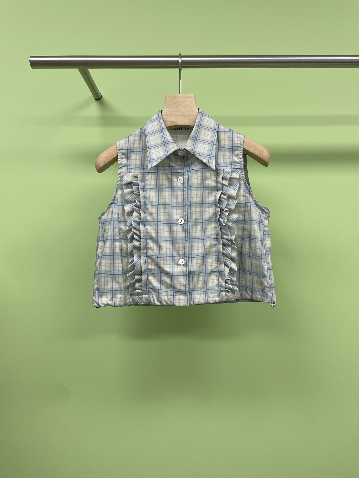 NO:428321,Marchen2025 Summer Academy Style Lace Decoration Plaid Short-cut Gardening Department Vest Skirt Set, I can love this plaid suit for the rest of my life, who knows!  I can't walk when I see this plaid suit, classic plaids are intertwined, and the retro charm is full of charm. The small lapel design of the vest is retro with a bit of exquisiteness. The buttons on the front are fashionable and playful. The pleated skirt is perfectly matched with a body proportion. The three-dimensional skirt hem is full of details and the girlish feeling is full. The upper body instantly becomes the heroine of the campus novel. Whether it is matched with white shoes or small leather shoes, it can easily create a different college style. The daily return rate is very high, and the treasures are quick to go. SML vest, skirts, alexander wang19860909Marchen2025夏季学院风花边装饰格纹短裁园艺部马甲半裙套装,这套格纹套装我能爱一辈子,谁懂啊！看到这套格纹套装直接走不动道了,经典格纹交织,复古韵味十足,马甲的小翻领设计,复古中带着几分精致感,前面的纽扣点缀,时髦又俏皮,压褶裙搭配完美修饰身材比例,立体裙摆细节满满,少女感拉满,上身秒变校园小说女主,无论是搭配小白鞋还是小皮鞋,都能轻松打造出不一样的学院风情调,日常出街回头率超高,宝子们快冲. 码数SML 马甲,,skirts,alexander wang,Women's clothing