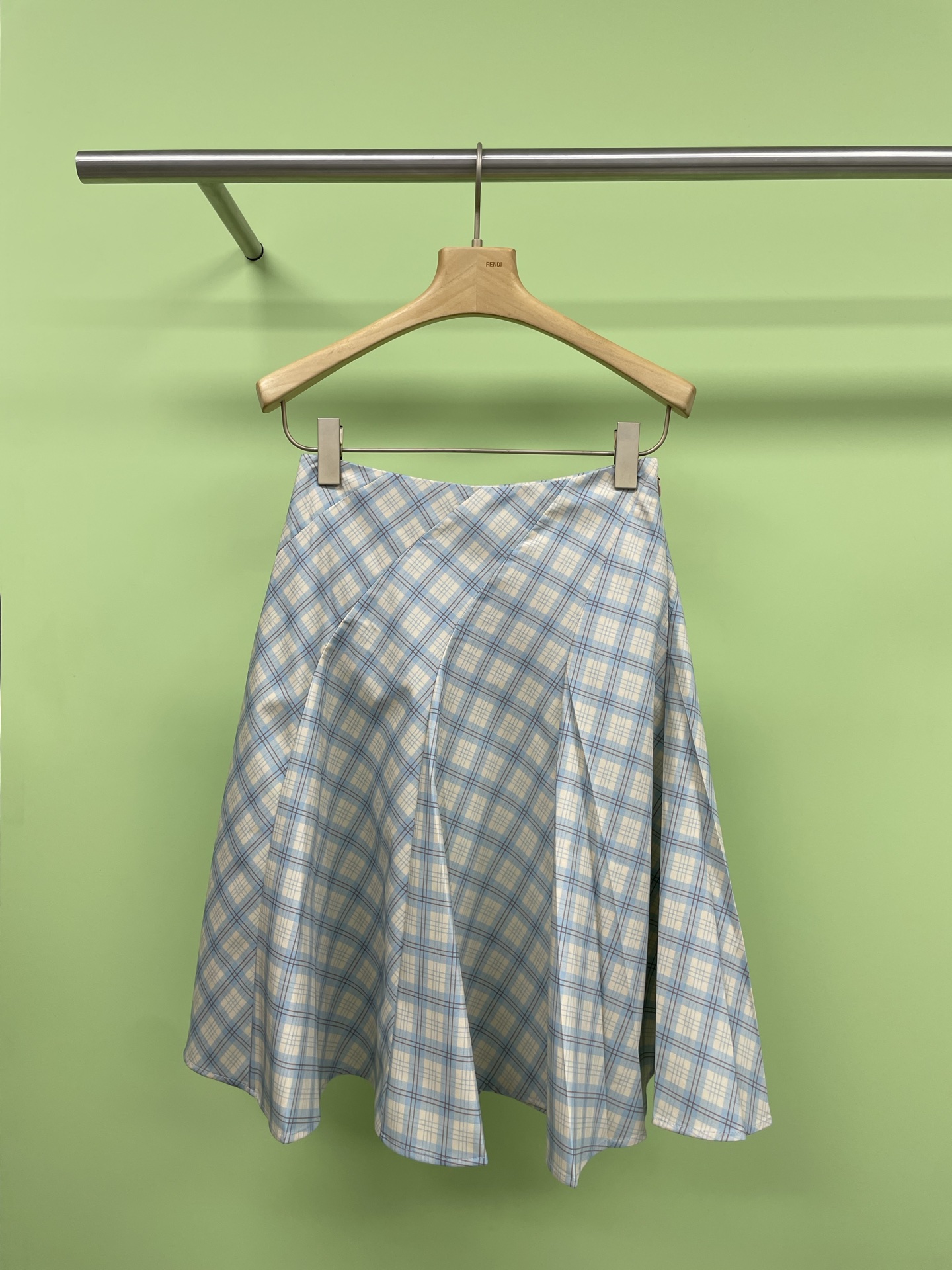 NO:428329,Marchen2025 Summer Academy Style Lace Decoration Plaid Short-cut Gardening Department Vest Skirt Set, I can love this plaid suit for the rest of my life, who knows!  I can't walk directly when I saw this plaid suit. The classic plaids were intertwined and the retro charm was full of charm. The small lapel design of the vest was retro with a bit of exquisiteness. The buttons on the front were fashionable and playful. The pleated skirt was perfectly matched with a perfect body proportion. The three-dimensional skirt hem was full of details and the girlish feeling was full. The upper body instantly became the heroine of the campus novel. Whether it was paired with white shoes or small leather shoes, it could easily create a different college style. The daily return rate was very high, and the treasures rushed to the scene. SML Skirts, skirts, alexander wang19860909Marchen2025夏季学院风花边装饰格纹短裁园艺部马甲半裙套装,这套格纹套装我能爱一辈子,谁懂啊！看到这套格纹套装直接走不动道了,经典格纹交织,复古韵味十足,马甲的小翻领设计,复古中带着几分精致感,前面的纽扣点缀,时髦又俏皮,压褶裙搭配完美修饰身材比例,立体裙摆细节满满,少女感拉满,上身秒变校园小说女主,无论是搭配小白鞋还是小皮鞋,都能轻松打造出不一样的学院风情调,日常出街回头率超高,宝子们快冲. 码数SML 半裙,,skirts,alexander wang,Women's clothing