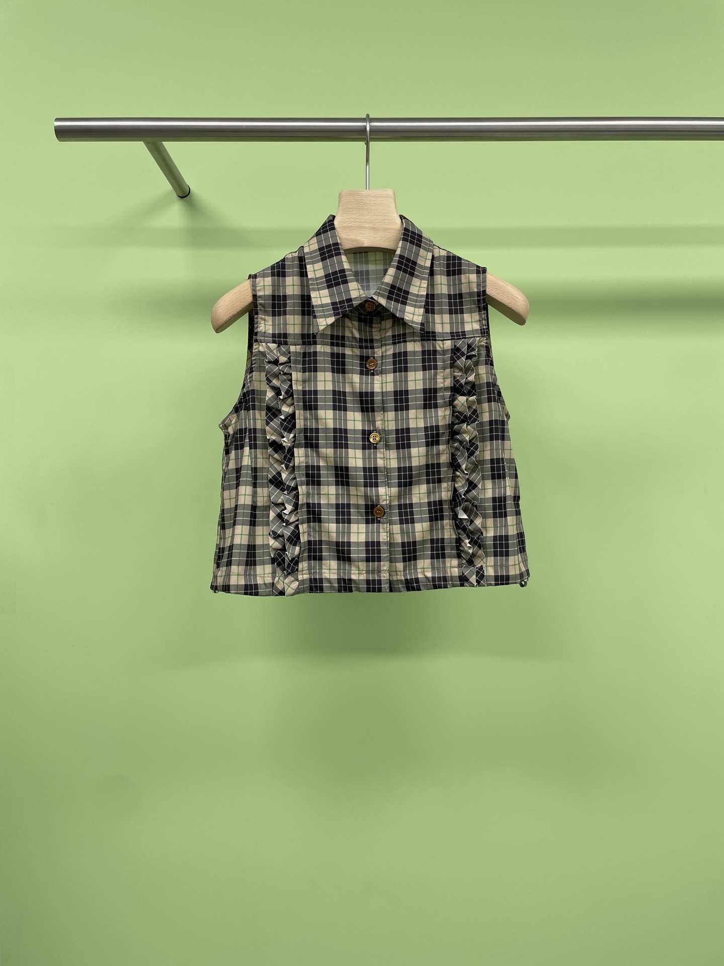 NO:428337,Marchen2025 Summer Academy Style Lace Decoration Plaid Short-cut Gardening Department Vest Skirt Set, I can love this plaid suit for the rest of my life, who knows!  I can't walk when I see this plaid suit, classic plaids are intertwined, and the retro charm is full of charm. The small lapel design of the vest is retro with a bit of exquisiteness. The buttons on the front are fashionable and playful. The pleated skirt is perfectly matched with a body proportion. The three-dimensional skirt hem is full of details and the girlish feeling is full. The upper body instantly becomes the heroine of the campus novel. Whether it is matched with white shoes or small leather shoes, it can easily create a different college style. The daily return rate is very high, and the treasures are quick to go. SML vest, skirts, alexander wang19860909Marchen2025夏季学院风花边装饰格纹短裁园艺部马甲半裙套装,这套格纹套装我能爱一辈子,谁懂啊！看到这套格纹套装直接走不动道了,经典格纹交织,复古韵味十足,马甲的小翻领设计,复古中带着几分精致感,前面的纽扣点缀,时髦又俏皮,压褶裙搭配完美修饰身材比例,立体裙摆细节满满,少女感拉满,上身秒变校园小说女主,无论是搭配小白鞋还是小皮鞋,都能轻松打造出不一样的学院风情调,日常出街回头率超高,宝子们快冲. 码数SML 马甲,,skirts,alexander wang,Women's clothing