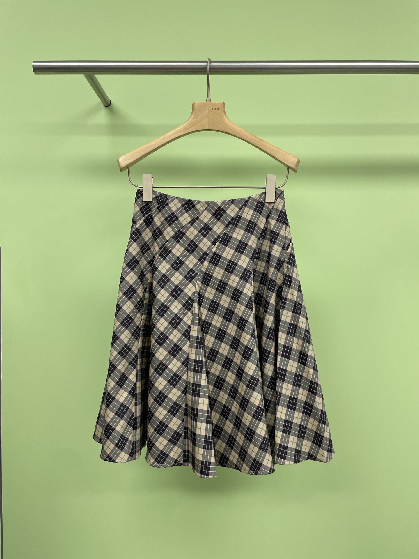 NO:428344,Marchen2025 Summer Academy Style Lace Decoration Plaid Short-cut Gardening Department Vest Skirt Set, I can love this plaid suit for the rest of my life, who knows!  I can't walk directly when I saw this plaid suit. The classic plaids were intertwined and the retro charm was full of charm. The small lapel design of the vest was retro with a bit of exquisiteness. The buttons on the front were fashionable and playful. The pleated skirt was perfectly matched with a perfect body proportion. The three-dimensional skirt hem was full of details and the girlish feeling was full. The upper body instantly became the heroine of the campus novel. Whether it was paired with white shoes or small leather shoes, it could easily create a different college style. The daily return rate was very high, and the treasures rushed to the scene. SML Skirts, skirts, alexander wang19860909Marchen2025夏季学院风花边装饰格纹短裁园艺部马甲半裙套装,这套格纹套装我能爱一辈子,谁懂啊！看到这套格纹套装直接走不动道了,经典格纹交织,复古韵味十足,马甲的小翻领设计,复古中带着几分精致感,前面的纽扣点缀,时髦又俏皮,压褶裙搭配完美修饰身材比例,立体裙摆细节满满,少女感拉满,上身秒变校园小说女主,无论是搭配小白鞋还是小皮鞋,都能轻松打造出不一样的学院风情调,日常出街回头率超高,宝子们快冲. 码数SML 半裙,,skirts,alexander wang,Women's clothing