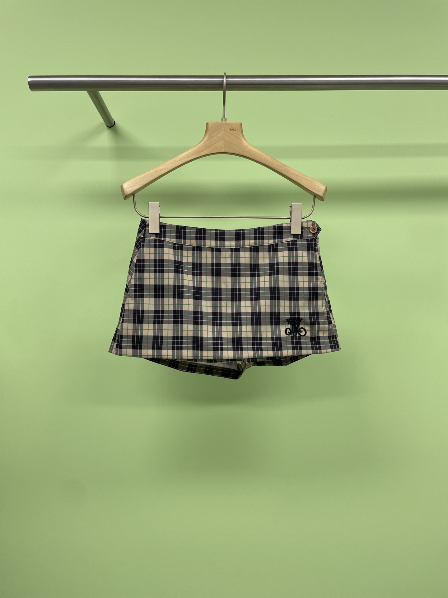 NO:428353,Marchen2025 spring and summer new short plaid college style illustration class skirt pants, a must-have for small hot girls, American retro plaid skirt, sisters!  Today I would like to recommend a super American retro plaid skirt. Small people can become hot girls in seconds. The plaid pattern of this short skirt is full of retro charm, classic and fashionable, and never out of date. Its high-waist design is simply a blessing for small people. It can instantly increase the waistline and lengthen the leg proportions, making your legs look longer and straighter. The style of the A-line skirt is playful and cute and can well modify the lines of the buttocks and thighs. The hilt effect is first-class. It is matched with a simple short top or tight T  Shirts, plus a pair of Martin boots or white shoes, can easily create an American hot-sex style. Whether you are shopping, attending parties or dating with your best friend, you will be the focus of the crowd when wearing it. Moreover, this retro plaid element is very versatile. Different combinations can show different styles. It can be sweet and cool. Small sisters, don’t miss this American retro plaid short skirt, let’s be the hottest girls together. SML, boots, skirts, alexander wang19860909Marchen2025春夏新款短款格纹学院风插画课裙裤,小个子辣妹必备,美式复古格子短裙,姐妹们！今天要给大家推荐一款超绝的美式复古格子短裙,小个子也能秒变辣妹,这条短裙的格子图案充满了复古韵味,经典又时尚,永不过时,它的高腰设计简直是小个子的福音,能够瞬间提高腰线,拉长腿部比例,让你的腿看起来更长更直,A 字裙摆的版型,俏皮可爱又能很好地修饰臀部和大腿的线条,藏肉效果一流,搭配上简单的短款上衣或者紧身 T 恤,再加上一双马丁靴或者小白鞋,轻松打造出美式辣妹风,无论是和闺蜜逛街、参加派对还是约会,穿上它你就是人群中的焦点,而且这种复古格子元素非常百搭,不同的搭配能展现出不同的风格,可甜可酷,小个子的姐妹们,千万不要错过这条美式复古格子短裙,让我们一起做最辣的妹. 码数SML,,boots,skirts,alexander wang,Women's clothing