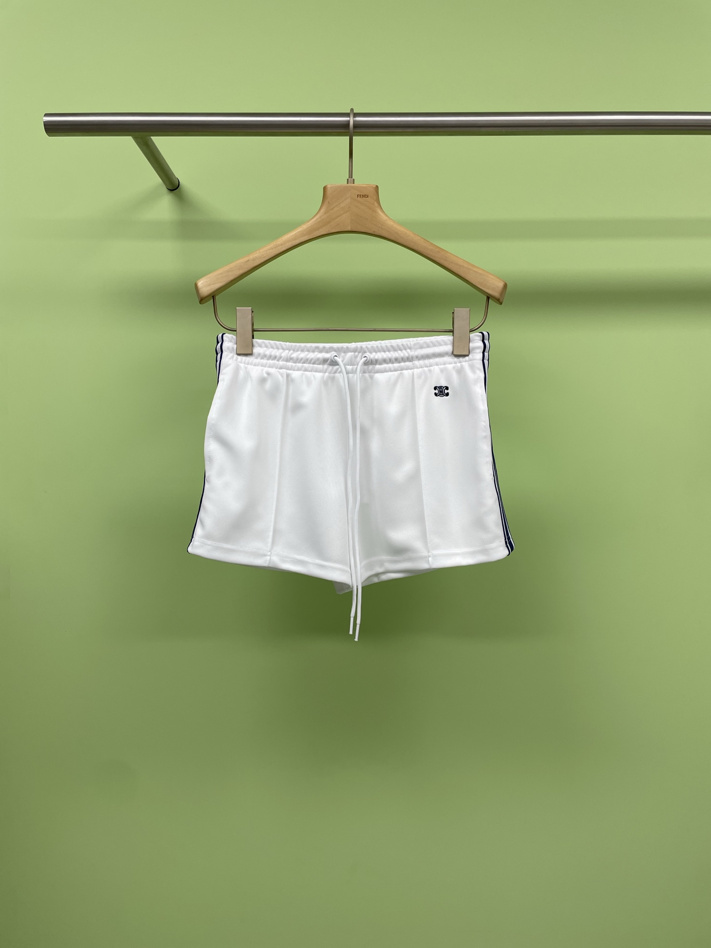 NO:428366,Celine 2025 spring and summer new Arc de Triomphe embroidered contrasting edge sports shorts, contrasting color slimming sports shorts are essential. As spring and summer approaches, it is time to update your sports equipment. Today, I recommend a fashionable and practical sports shorts to you. The contrasting color design makes these shorts stand out among many sports equipment and can capture your attention at a glance. Not only that, its slimming effect is also very excellent. The loose tailoring will not feel restricted even when exercise is intense, allowing you to sweat freely. In terms of fabric, it is made of soft and breathable material, which can remain refreshed even in the hot summer, allowing you to focus on sports itself. Whether it is sports, yoga, running or fitness, these sports shorts are perfectly competent, fashionable and practical. This sports shorts is definitely worth buying. SML, celine, shorts, alexander wang19860909Celine2025春夏新款凯旋门刺绣撞色边运动短裤,撞色显瘦运动短裤必备,随着春夏的脚步临近,是时候更新你的运动装备啦,今天给大家安利一款时尚又实用的运动短裤,撞色的设计让这款短裤在众多运动装备中脱颖而出,一眼就能抓住你的注意力,不仅如此,它的显瘦效果也是相当出色,宽松的剪裁,即便是激烈运动时也不会感到束缚,让你自在挥洒汗水,面料方面,采用的是柔软且透气的材质,即使在炎热的夏季,也能保持清爽,让你专注于运动本身,无论是运动、瑜伽、跑步还是健身,这款运动短裤都能完美胜任,时尚又实用,这款运动短裤绝对值得入手. 码数SML,,celine,shorts,alexander wang,Women's clothing