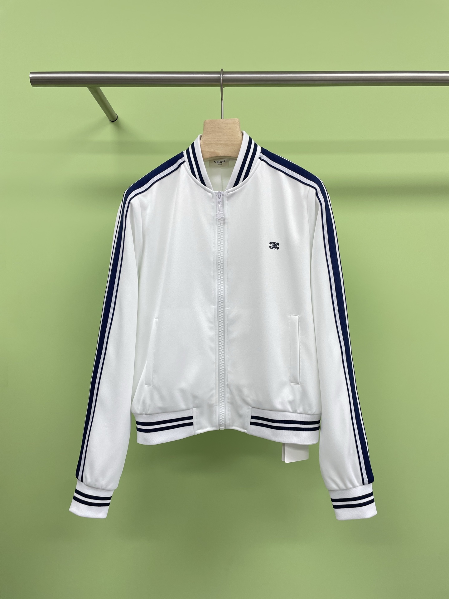 NO:428389,Celine2025 new sports jacket, American baseball jacket, with the autumn wind, a suitable jacket has become a must-have for street fashion. The American baseball jacket recommended to you today has quickly become a trend hotspot with its unique college style and lazy style. The selling point of this jacket is its stand-up collar design, casual loose fit and multi-color spliced ​​cuffs, which provide the wearer with excellent comfort and warmth. At the same time, it is also very flexible in matching and can be matched with various bottoms and shoes. Whether it is daily travel or campus gatherings, you can easily become the focus. The perfect combination of college style and American lazy style makes this jacket not only practical, but also full of retro and cultural atmosphere. It is suitable for all those who love fashion to wear their own style. SML, celine, jackets & coats, jackets &  coats,alexander wang19860909Celine2025新款运动夹克外套,美式棒球服外套,随着秋风送爽,一件合适的外套成了街头时尚的必备之选,今天给大家推荐的这款美式棒球服外套,以其独特的学院风和慵懒风格,迅速成为潮流热点,这款外套的卖点在于其立领设计、休闲宽松的版型和多色拼接的袖口,为穿着者提供了极佳的舒适感和保暖性,同时在搭配上也非常灵活,可以与各种下装和鞋子搭配,无论是日常出行还是校园聚会,都能让你轻松成为焦点,学院风和美式慵懒风格的完美结合,让这款外套不仅实用,更充满了复古和文化气息,适合所有热爱时尚的你,都能穿出自己的风格. 码数SML,,celine,jackets & coats,jackets & coats,alexander wang,Women's clothing