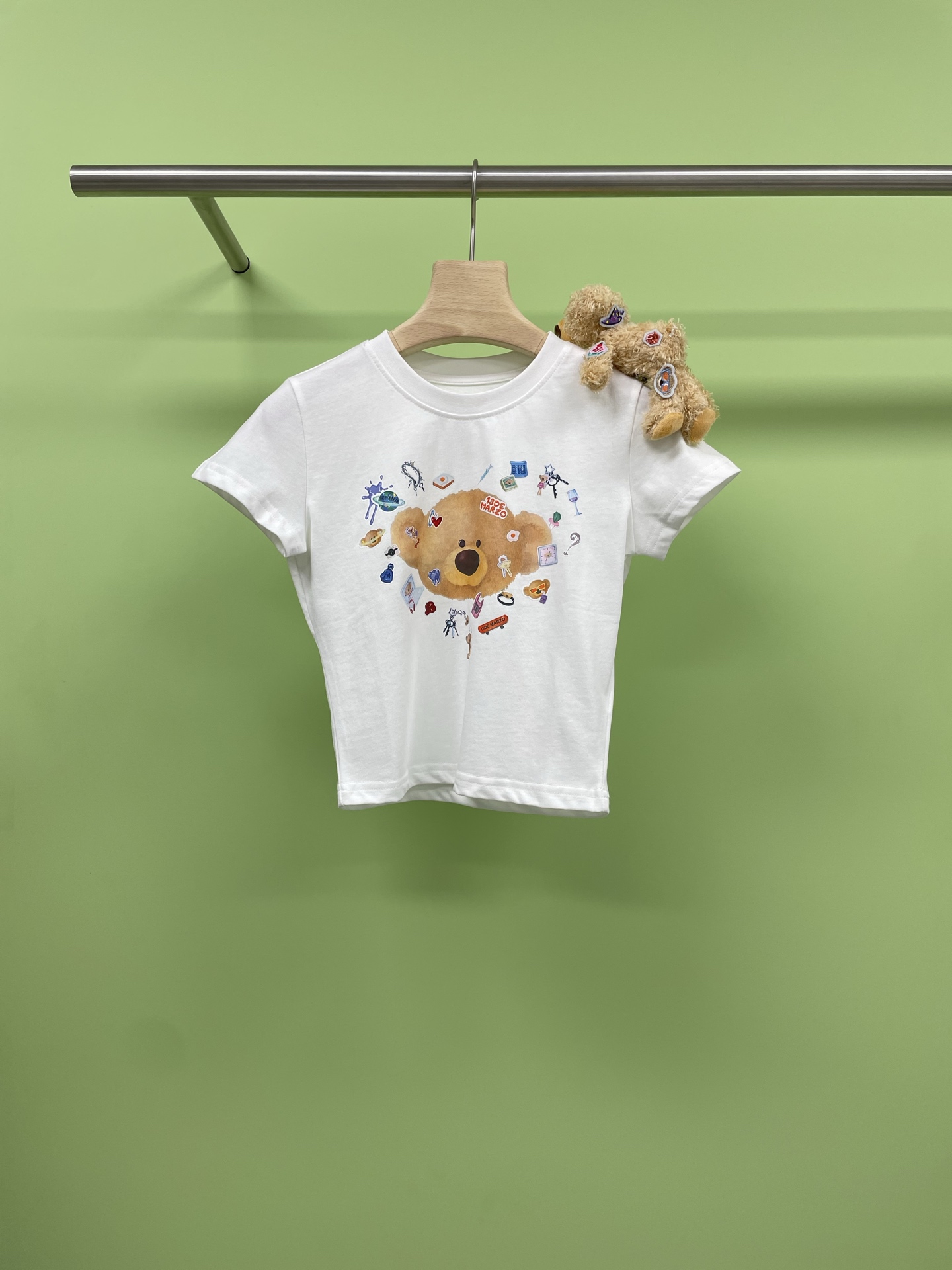 NO:429587,DE MARZO Women's 25 Spring and Summer New Sticker Bear Head Short Sleeve Casual Round Neck Slim Short Cotton T-shirt. This T-shirt has three colors, paired with cute little bears and colorful patterns, showing youthful vitality. There is also a small doll hanging on the bear pattern, adding a playful feeling. It uses comfortable fabric, soft and breathable, suitable for daily wear. Whether it is matched with casual pants or short skirts, it can easily create a cute style. Explore more cute possibilities. Start with this bear T-shirt. SML, skirts, T-shirt, tees, t-shirt, alexander wang19860909DE MARZO女士 25春夏新款贴画熊头短袖休闲圆领修身短款棉质T恤,这款T恤三个颜色,搭配萌趣小熊和多彩图案,展现出青春活力,小熊图案上还挂着一只小玩偶,增添了一份俏皮感,采用舒适面料,柔软透气,适合日常穿着,无论是搭配休闲裤还是短裙,都能轻松打造出萌趣风格,探索更多萌趣可能,就从这件小熊T恤开始. 码数SML,,skirts,T-shirt,tees，t-shirt,alexander wang,Women's clothing