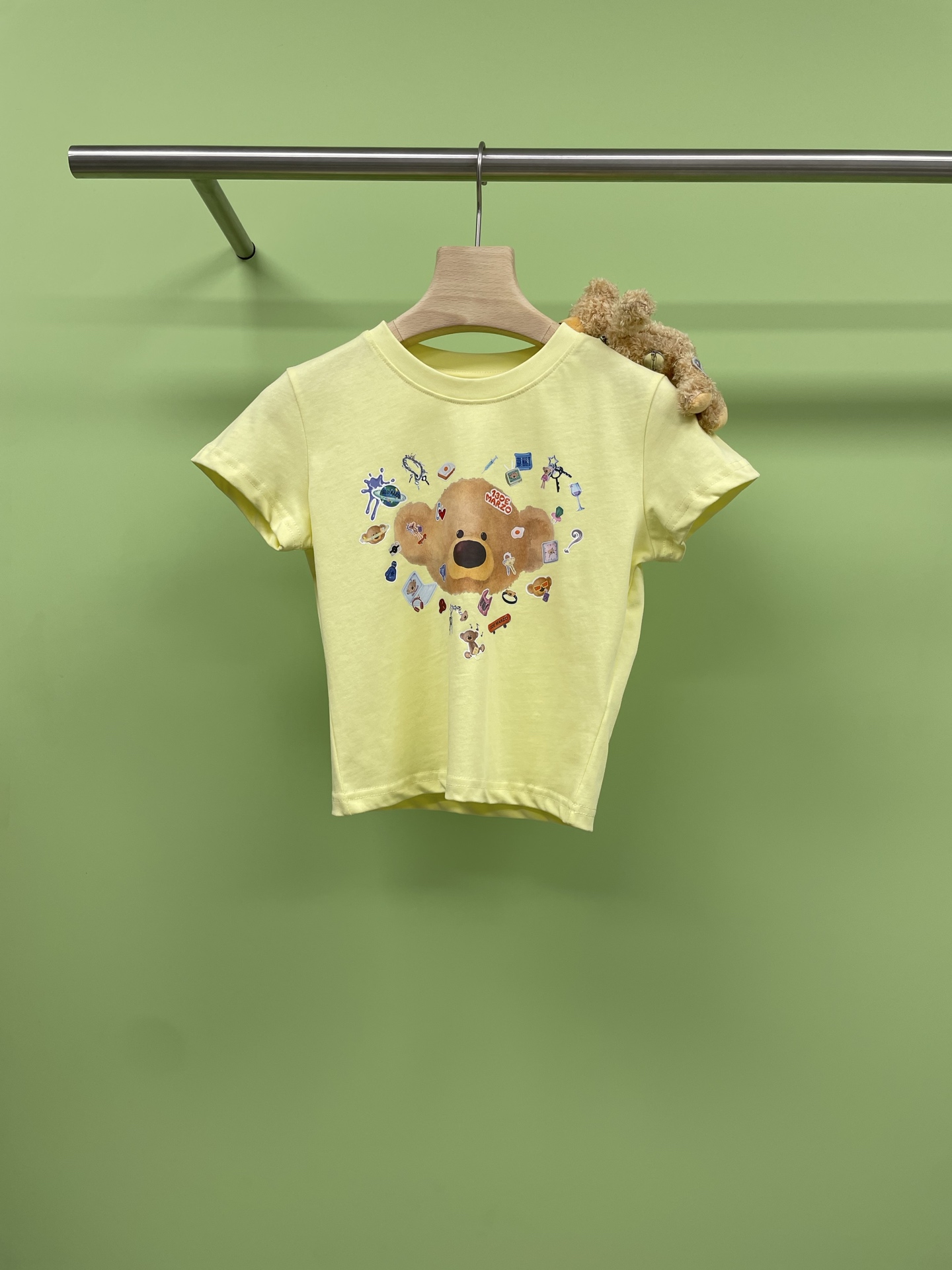 NO:429597,DE MARZO Women's 25 Spring and Summer New Sticker Bear Head Short Sleeve Casual Round Neck Slim Short Cotton T-shirt. This T-shirt has three colors, paired with cute little bears and colorful patterns, showing youthful vitality. There is also a small doll hanging on the bear pattern, adding a playful feeling. It uses comfortable fabric, soft and breathable, suitable for daily wear. Whether it is matched with casual pants or short skirts, it can easily create a cute style. Explore more cute possibilities. Start with this bear T-shirt. SML, skirts, T-shirt, tees, t-shirt, alexander wang19860909DE MARZO女士 25春夏新款贴画熊头短袖休闲圆领修身短款棉质T恤,这款T恤三个颜色,搭配萌趣小熊和多彩图案,展现出青春活力,小熊图案上还挂着一只小玩偶,增添了一份俏皮感,采用舒适面料,柔软透气,适合日常穿着,无论是搭配休闲裤还是短裙,都能轻松打造出萌趣风格,探索更多萌趣可能,就从这件小熊T恤开始. 码数SML,,skirts,T-shirt,tees，t-shirt,alexander wang,Women's clothing
