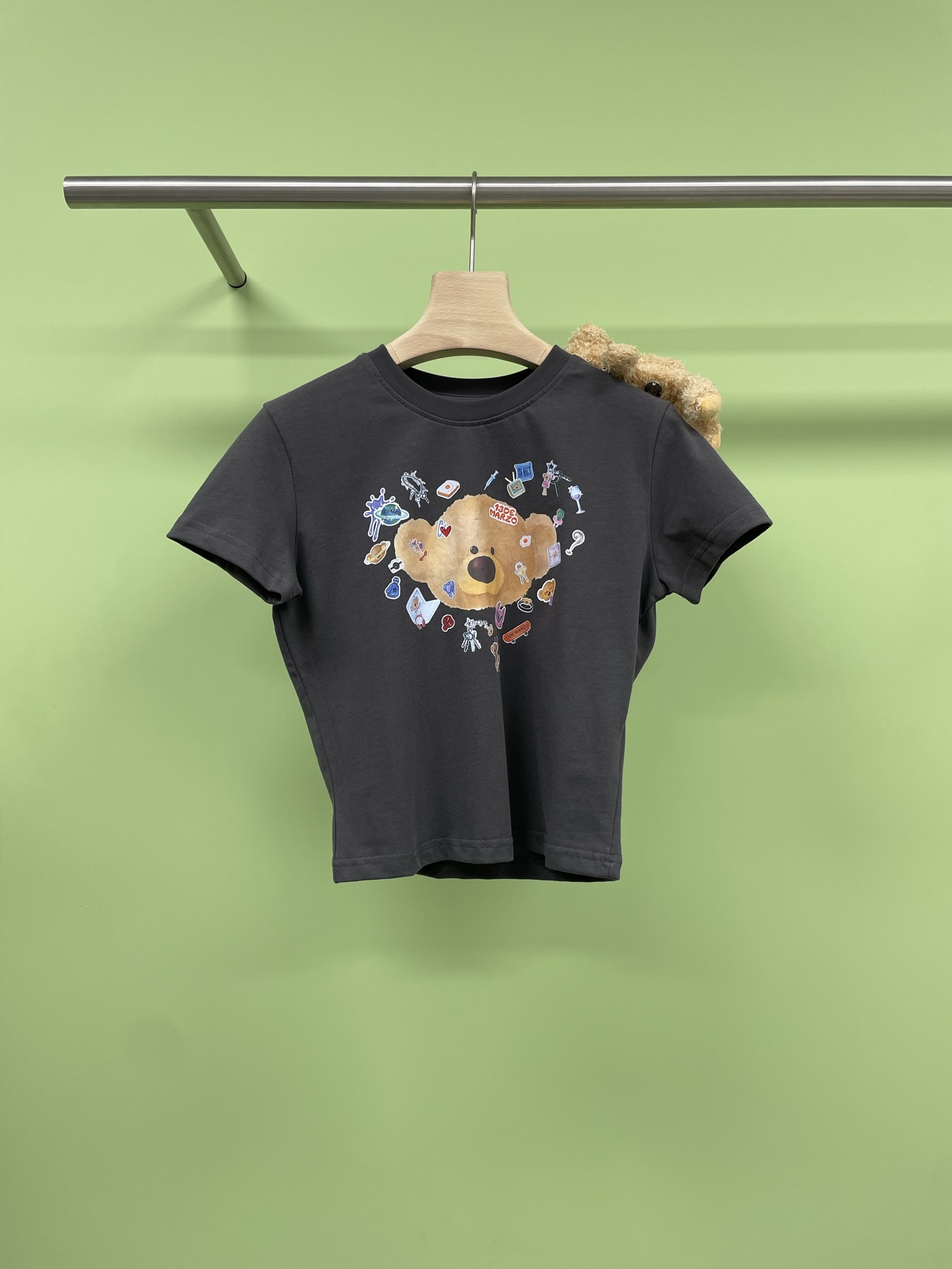 NO:429607,DE MARZO Women's 25 Spring and Summer New Sticker Bear Head Short Sleeve Casual Round Neck Slim Short Cotton T-shirt. This T-shirt has three colors, paired with cute little bears and colorful patterns, showing youthful vitality. There is also a small doll hanging on the bear pattern, adding a playful feeling. It uses comfortable fabric, soft and breathable, suitable for daily wear. Whether it is matched with casual pants or short skirts, it can easily create a cute style. Explore more cute possibilities. Start with this bear T-shirt. SML, skirts, T-shirt, tees, t-shirt, alexander wang19860909DE MARZO女士 25春夏新款贴画熊头短袖休闲圆领修身短款棉质T恤,这款T恤三个颜色,搭配萌趣小熊和多彩图案,展现出青春活力,小熊图案上还挂着一只小玩偶,增添了一份俏皮感,采用舒适面料,柔软透气,适合日常穿着,无论是搭配休闲裤还是短裙,都能轻松打造出萌趣风格,探索更多萌趣可能,就从这件小熊T恤开始. 码数SML,,skirts,T-shirt,tees，t-shirt,alexander wang,Women's clothing