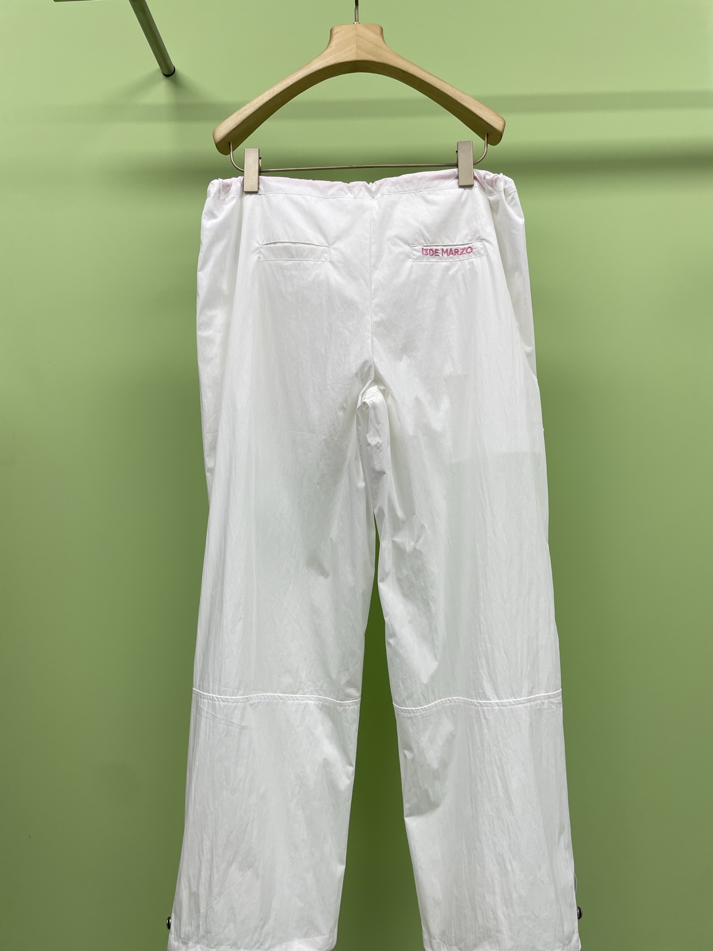 NO:429615,DEMARZO25 summer new style of the fun series wide-leg umbrella pants loose trousers, military green and pure white, showing a personality style. This overalls are made of military green and pure white, showing a perfect combination of toughness and fashion. The large pocket design is both practical and decorative, and the bear hanging on the trouser legs is more interesting. It uses wear-resistant fabric, comfortable and durable, and has good breathability. It is suitable for all kinds of outdoor activities. Whether it is matched with sports shoes or casual shoes, it can easily create a street style and explore more trend possibilities. Start with this overalls. Size SML,, sneakers, alexander wang19860909DEMARZO25夏日新款游趣系列阔腿伞裤宽松长裤,军绿与纯白,展现个性风采,这款工装裤以其军绿色调和纯白色为底,展现出硬朗与时尚的完美结合,大口袋设计,实用性与装饰性并重,裤腿上的小熊挂饰更添趣味.采用耐磨面料,舒适耐穿,透气性好,适合各种户外活动,无论是搭配运动鞋还是休闲鞋,都能轻松打造出街头风格,探索更多潮流可能,就从这条工装裤开始. 码数SML,,sneakers,alexander wang,Women's clothing