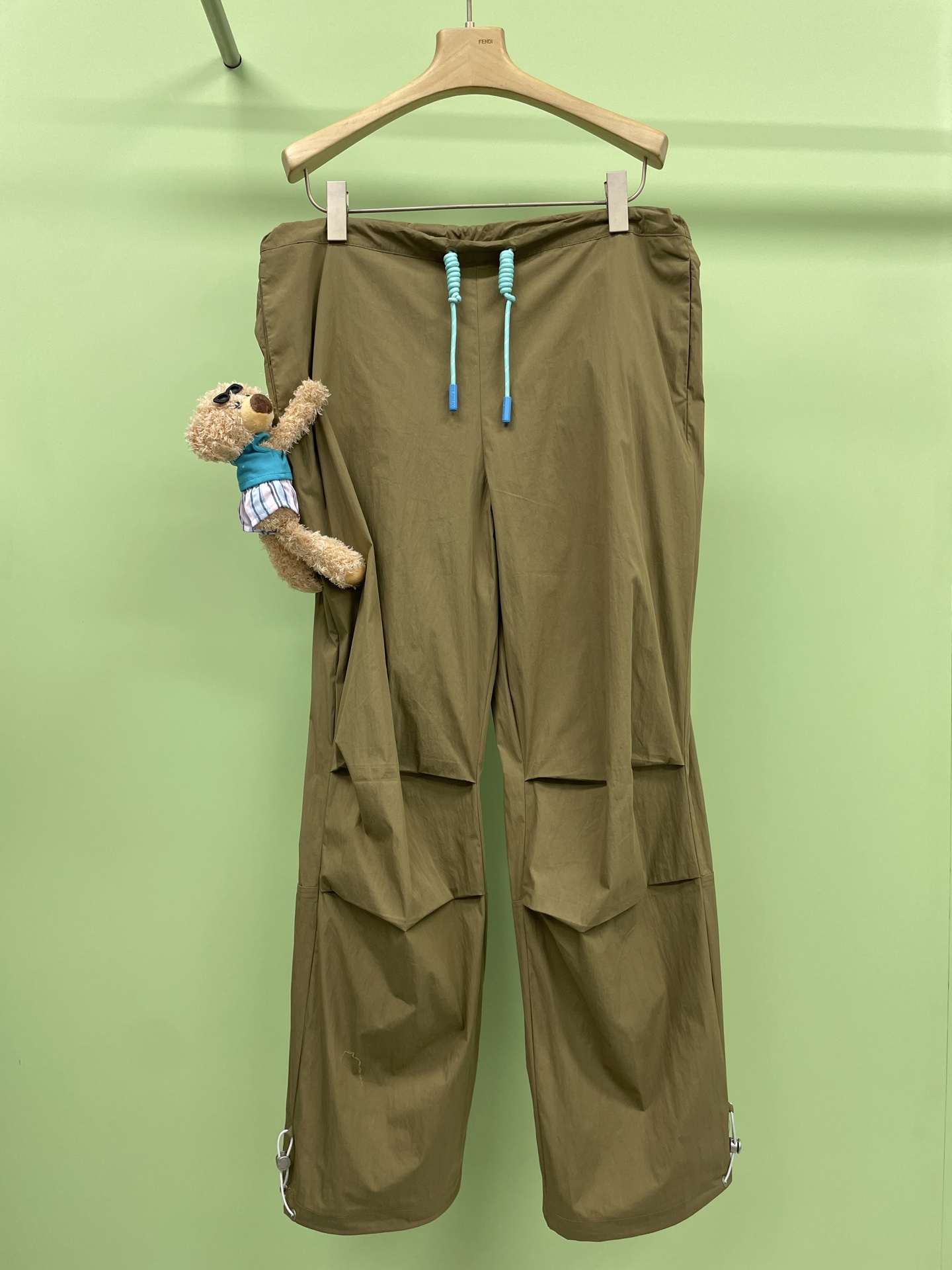 NO:429579,DEMARZO25 summer new style of the fun series wide-leg umbrella pants loose trousers, military green and pure white, showing a personality style. This overalls are made of military green and pure white, showing a perfect combination of toughness and fashion. The large pocket design is both practical and decorative, and the bear hanging on the trouser legs is more interesting. It uses wear-resistant fabric, comfortable and durable, and has good breathability. It is suitable for all kinds of outdoor activities. Whether it is matched with sports shoes or casual shoes, it can easily create a street style and explore more trend possibilities. Start with this overalls. Size SM,, sneakers, alexander wang19860909DEMARZO25夏日新款游趣系列阔腿伞裤宽松长裤,军绿与纯白,展现个性风采,这款工装裤以其军绿色调和纯白色为底,展现出硬朗与时尚的完美结合,大口袋设计,实用性与装饰性并重,裤腿上的小熊挂饰更添趣味.采用耐磨面料,舒适耐穿,透气性好,适合各种户外活动,无论是搭配运动鞋还是休闲鞋,都能轻松打造出街头风格,探索更多潮流可能,就从这条工装裤开始. 码数SM,,sneakers,alexander wang,Women's clothing