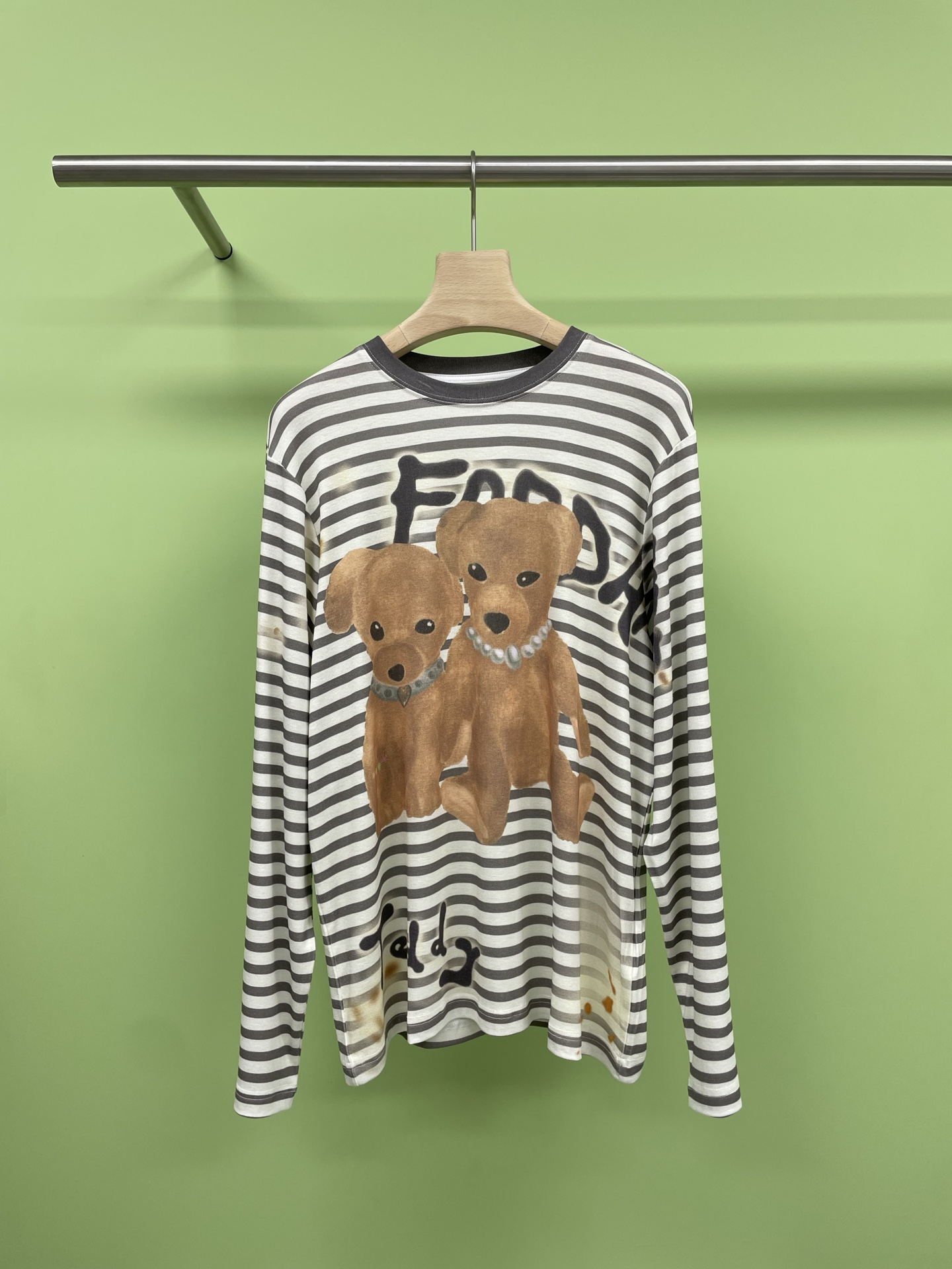 NO:429589,FORDARE25SS spring and summer new product two bears made of old striped T-shirts, selected 75 lycel fiber, 20 wool fabric has a cool feeling of upper body comfort, and simple loose fitting cut to cover the flesh to make it look slim. The wind contrasting color is thin and narrow stripes, the upper body is loose and fashionable, the straight tube small loose fitting cut is not picky about the body and the upper body is loose and moderate, the classic round neck design, the neckline is wide and tight ribbed, which is easy to put on and take off and not easily deform, and the shoulders are slightly lowered straight tube  The sleeve design is designed to modify the shoulder lines, and the cuffs/hem are all made of narrow rib edges. The details are crafted to match the strips. The garment is exquisite and stylish. The garment is known as the 'breathing fiber'. It has the comfort and skin-friendliness of cotton and the soft draped texture of silk. It has the delicate and cool touch. The upper body is long-lasting and dry, breathable and not sweaty. The garment is soft and has a strong and skewing feeling, which is not easy to deform, and is not easy to pill and easy to manage. It looks slim, versatile, refreshing and atmospheric, young and fashionable.  Take code count SML, tees, t-shirt, alexander wang19860909FORDARE25SS春夏新品两只小熊做旧条纹T恤,甄选75莱赛尔纤维,20绵羊毛面料自带凉感上身梗舒适,及简宽松版型剪裁遮肉显瘦,风撞色细窄条纹加持,上身松弛又时髦,直筒小宽松版型剪裁,不挑身形上身松弛有度,经典圆领设计,领口宽边紧密罗纹加持,方便穿脱不易变形,微落肩直筒袖型设计,修饰肩膀线条,袖口/下摆均采用细窄罗纹收边,细节处对条工艺,成衣精致有型,莱赛尔纤维被誉为“会呼吸的纤维”具有棉的舒适亲肤性与丝的柔软垂坠质感,触感细腻凉爽,上身持久保持干爽,透气不闷汗,成衣柔软兼具筋骨感,不易变形不易起球好打理,显瘦又百搭清爽大气,年轻又时髦. 拿码数SML,,tees，t-shirt,alexander wang,Women's clothing