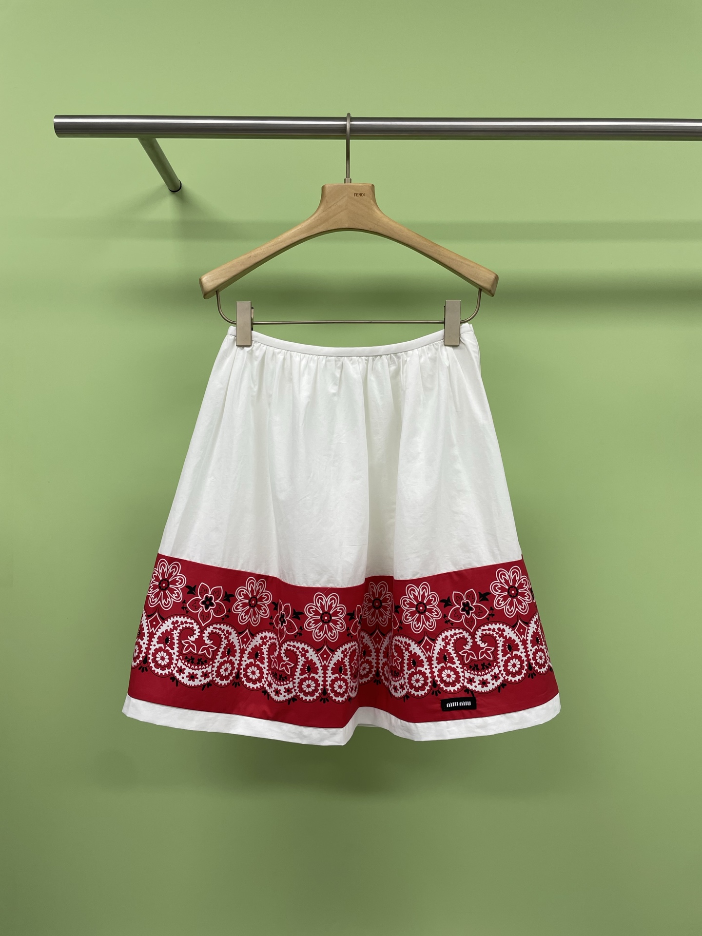 NO:430396,MiuMiu 2025 spring and summer new cashew color-blocked print skirt, who knows the joy of the floral skirt, elastic waist cashew printed A-line skirt, wear the romantic skirt on your body, the refreshing little skirt is here, high-stitched combed lycra blended linen fabric is as soft and skin-friendly as clouds, the yarn is delicate and luminous, and the imported digital positioning printing has a high color fastness, making the cashew flowers seem to 'jump' out of spring, the petals are clear and the color is transparent, the red and white color is refreshing and not sweet, with a gentle filter, elastic and elastic waist + waist-behind  Pleated, the ant waist is closed in one second, and the meat is not slim for a long time. The classic A-line umbrella skirt style, the hem of the skirt naturally spreads from the waist and abdomen is like a small umbrella that hides the hips and covers the flesh of the thighs, revealing the slender calves, contrasting color and fine nodes, quietly echoing the red edge of the hem, a cool feeling pops up in the fresh background. The niche design does not match the style, the half-lined inner lining is not transparent and super light, running and jumping without burden, the invisible pockets on both sides are super practical, this spring and summer, let cashew flowers accompany you to unlock effortlessly elegant, pull the lace around the waist to put both romantic and comfortable into the closet.  SML, miumiu, skirts, alexander wang19860909MiuMiu2025春夏新款腰果拼色印花半裙,花花裙的快乐谁懂啊,松紧腰腰果印花A字半身裙,把烂漫穿在身上,清新感爆棚的小裙子来啦,高支精梳莱卡混纺亚麻面料如云朵般柔软亲肤,纱线细腻到发光,进口数码定位印花色牢度高,让小腰果花仿佛从春天里“跳”出来,花瓣脉络清晰、色泽透亮,红白配色清爽不甜腻,自带温柔滤镜,弹力松紧腰+腰下打揽褶裥,一秒收出蚂蚁腰,久坐不勒肉,经典A字伞裙版型,从腰腹自然散开的裙摆像撑开的小洋伞,藏胯遮大腿肉,露出纤细小腿,撞色细节点睛,与下摆红色包边悄悄呼应,清新底色里跳出一抹酷感,小众设计不撞款,半截内衬不透视还超轻盈,跑跳无负担,两侧隐形口袋超实用,这个春夏,让腰果花陪你解锁不费力优雅,腰间的系带一拉,把烂漫与舒适都收进衣橱吧. 码数SML,,miumiu,skirts,alexander wang,Women's clothing