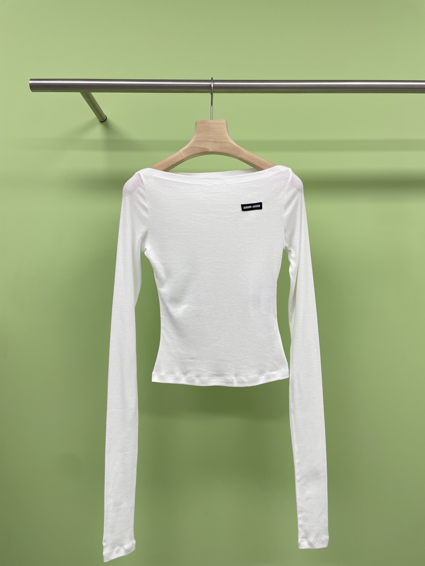 NO:431051,MiuMiu2025 spring and summer new lazy style one-shoulder top, do you have it?  Hey babies~ Summer is coming, is there still a perfect top in your closet?  Let’s talk about this Korean casual white one-shoulder printed T-shirt today!  It is light and breathable, sun-proof and fashionable, loose style, not picky about body shape, long-sleeved design sun protection, and the lazy style is casual and high-end. Wear it, whether it is walking by the sea or wandering around the city, it can make you the focus. I personally love this casual and yet stylish feeling~ Where are you?  Are there any friends who also love this top?  Come and place an order. SML, miumiu,tees, t-shirt, alexander wang19860909MiuMiu2025春夏新款慵懒风一字肩上衣,你拥有了吗？Hey宝贝们～夏天来了,你的衣橱里还缺那件完美的上衣吗？今天就来聊聊这款韩系休闲的白色一字肩印花T恤吧！轻薄透气,防晒又时髦,宽松版型,不挑身材,长袖设计防晒又加分,慵懒的风格随性又高级,穿上它,无论是海边漫步还是城市闲逛,都能让你成为焦点,我个人是超爱这种随性又不失格调的感觉～你们呢？有没有同样钟情于这款上衣的小伙伴呀？快来下单吧. 码数SML,,miumiu,tees，t-shirt,alexander wang,Women's clothing