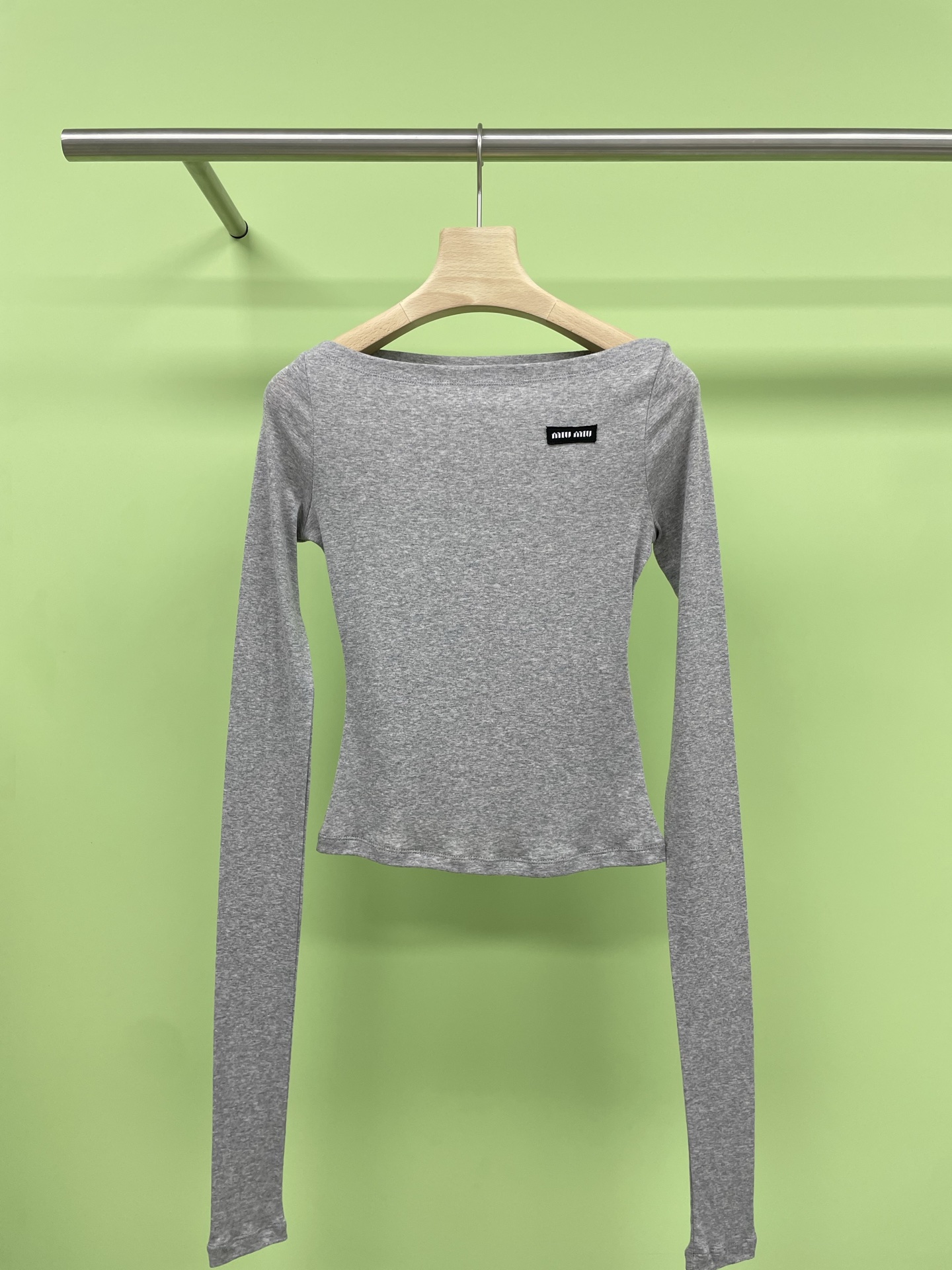 NO:431059,MiuMiu2025 spring and summer new lazy style one-shoulder top, do you have it?  Hey babies~ Summer is coming, is there still a perfect top in your closet?  Let’s talk about this Korean casual white one-shoulder printed T-shirt today!  It is light and breathable, sun-proof and fashionable, loose style, not picky about body shape, long-sleeved design sun protection, and the lazy style is casual and high-end. Wear it, whether it is walking by the sea or wandering around the city, it can make you the focus. I personally love this casual and yet stylish feeling~ Where are you?  Are there any friends who also love this top?  Come and place an order. SML, miumiu,tees, t-shirt, alexander wang19860909MiuMiu2025春夏新款慵懒风一字肩上衣,你拥有了吗？Hey宝贝们～夏天来了,你的衣橱里还缺那件完美的上衣吗？今天就来聊聊这款韩系休闲的白色一字肩印花T恤吧！轻薄透气,防晒又时髦,宽松版型,不挑身材,长袖设计防晒又加分,慵懒的风格随性又高级,穿上它,无论是海边漫步还是城市闲逛,都能让你成为焦点,我个人是超爱这种随性又不失格调的感觉～你们呢？有没有同样钟情于这款上衣的小伙伴呀？快来下单吧. 码数SML,,miumiu,tees，t-shirt,alexander wang,Women's clothing