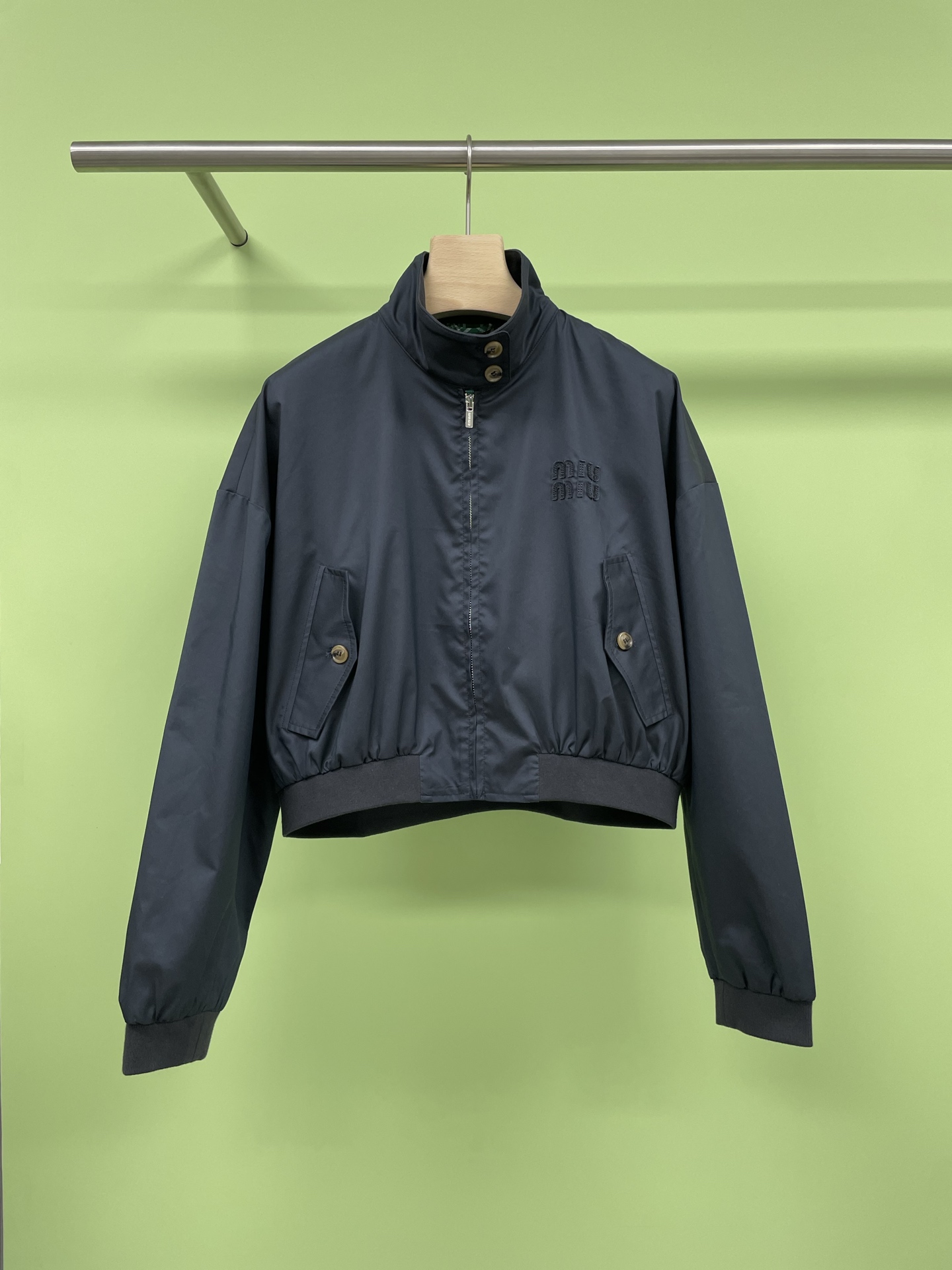 NO:431067,MiuMiu's new and handsome new style of autumn and winter, the green plaid in the inner lined is the finishing touch. This set is really lovely, simple and atmosphere. The plaid lining of the royal blue jacket is too detailed, not monotonous, and has a little retro feel. It is paired with a pair of drooping suit pants. It is very elegant when worn, and it is suitable for commuting and going out. Moreover, this loose style is too friendly. It covers the flesh and looks slim and does not pick people. It is easy to wear a pair of white shoes and has a sense of atmosphere. It is simple but not boring. Who can not love this comfortable outfit? The letter patchwork on the chest is very fashionable, and it is also a style that is not picky about people at all. Size SML,,miumiu, jackets & coats, jackets & coats, business suit, alexander wang19860909MiuMiu秋冬新款帅爆的新款飞行夹克外套,内衬的绿格子是点睛之笔,这套真的好爱,简约又有氛围感,宝蓝色夹克的格子内衬太有细节感了,不会单调,还带点复古感,搭配一条垂感西装裤,随便一穿就很有气质,通勤、出街都很合适,而且这种宽松版型太友好了,遮肉显瘦不挑人,随便搭一双小白鞋就很有氛围感,简单但不会无聊,这种舒服的穿搭谁能不爱,胸前的字母贴布刺绣拼接很洋气的,也是完全不挑人穿的款式. 码数SML,,miumiu,jackets & coats,jackets & coats,business suit,alexander wang,Women's clothing