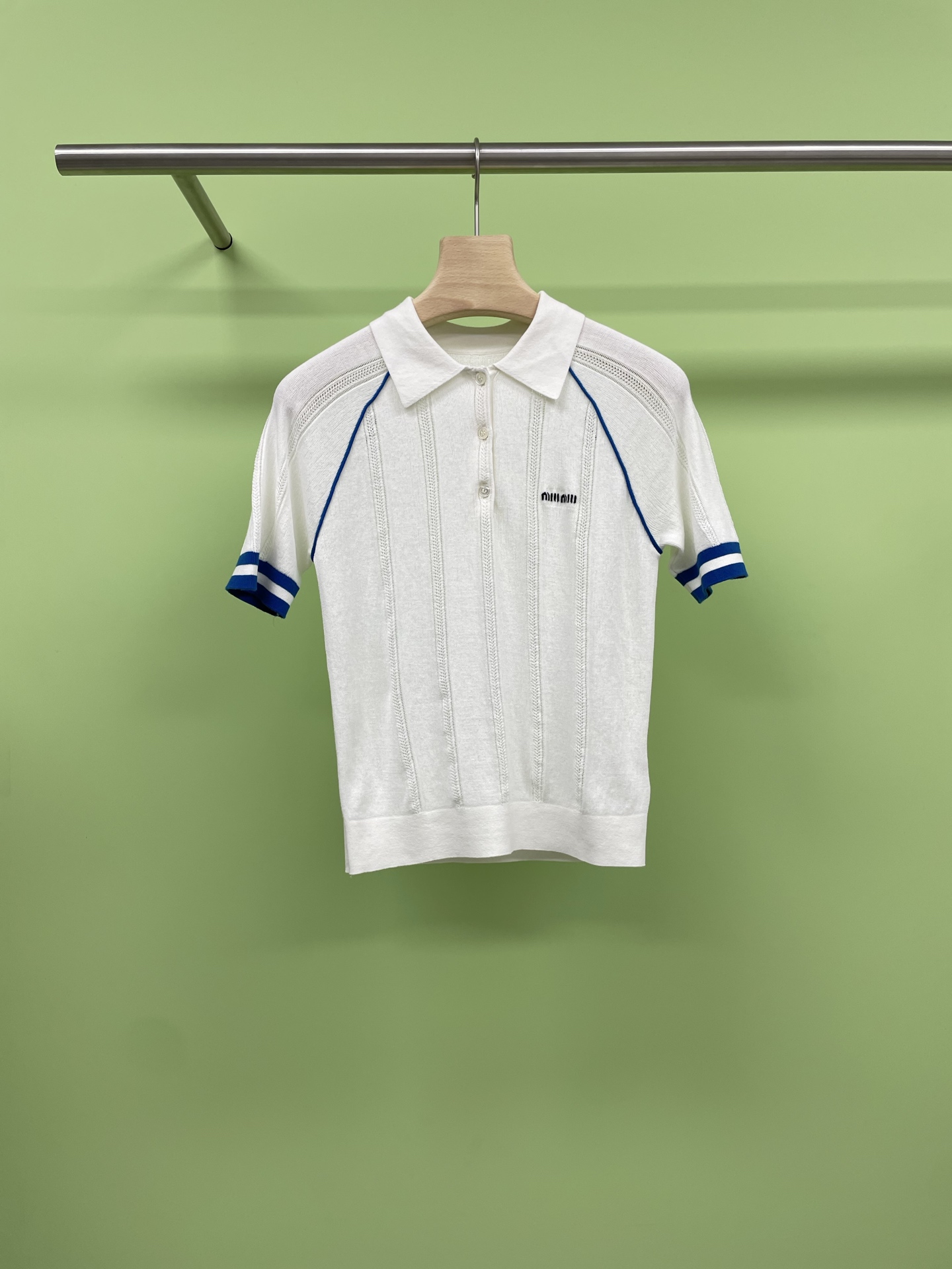 NO:431084,MiuMiu's new knitted color-blocking POLO shirt in 2025 spring and summer, are you still worried about what to wear in spring to be fashionable and outstanding?  This spring lapel short-sleeved Polo shirt is definitely your spring fashion savior. The textured fabric is full of texture, and the unique textured fabric is delicate and touched. The unique texture is added to the overall outfit. The spring breeze blows by, and the shirt swings gently, showing the high-end texture. Whether it is a daily commute or a casual party, you can easily hold it  The living scene, regular style, suitable for all body shapes, adopt regular style design, not loose or tight, just right, very friendly to sisters of different figures, not only show neat body lines, not too tight or loose, comfortable and comfortable, easily create a spring style that combines fashion and comfort, contrasting color design, details hidden trends, contrasting color design at the neckline, cuffs and bottom swing is the finishing touch. The bold color collision instantly breaks the monotony, injects fashion and vitality into the entire shirt, allowing you to stand out from the crowd, and easily become the trend focus of spring streets. SML, miumiu,shirts, T-shirt, alexander wang19860909MiuMiu2025春夏新款针织拼色POLO衫,还在发愁春天穿啥才能时髦出众？这件春季翻领短袖 Polo 衬衫,绝对是你的春日时尚救星,肌理感面料,质感拉满,独特的肌理感面料,触感细腻,细看纹理独特,为整体穿搭增添了一份精致与高级,春日微风拂过,衬衫轻轻摆动,高级质感尽显,不管是日常通勤还是休闲聚会,都能轻松 hold 住场面,常规版型,适配所有身形,采用常规版型设计,不松不紧,恰到好处,对于不同身材的妹妹都十分友好,既能展现出利落的身形线条,又不会过于紧绷或宽松,穿着舒适自在,轻松打造出兼具时尚感与舒适度的春日造型,撞色设计,细节暗藏潮流,领口、袖口及底摆处的撞色设计更是点睛之笔,大胆的色彩碰撞,瞬间打破单调,为整件衬衫注入了时尚与活力,让你在人群中脱颖而出,轻松成为春日街头的潮流焦点. 码数SML,,miumiu,shirts,T-shirt,alexander wang,Women's clothing