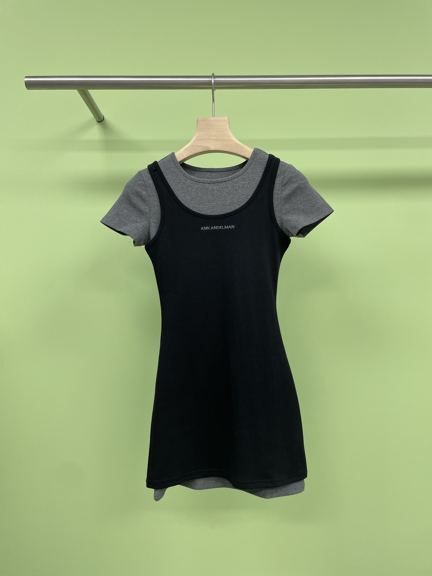 NO:431091,ANN ANDELMAN 2025 spring and summer new black and gray contrast dress set, loves the whole thing, the American hot girl style is full of youthful atmosphere, easy to wear and all-encompass the body, one piece can go out, easily cover the flesh and make you look slim, staggered design points, energetic girlish feeling, contrasting color matching, visual impact atmospheric and eye-catching, a complete hot girl outfit, two-piece set design, can be worn or matched separately, simple and low-key style, suitable for daily commuting and going out. SML, skirts, alexander wang19860909ANN ANDELMAN2025春夏新款黑灰撞色连衣裙连件套,一整个爱住,洋溢着青春气息的美式辣妹风,日常穿着方便,包罗万象身形,一件即可出门,轻松遮肉显瘦,错落层次的设计点,元气少女感,撞色搭配,视觉冲击大气吸睛,妥妥的辣妹穿搭,两件套的设计,可以套穿也可以分开搭配,简约低调的款式,日常通勤和外出都很适合. 码数SML,,skirts,alexander wang,Women's clothing