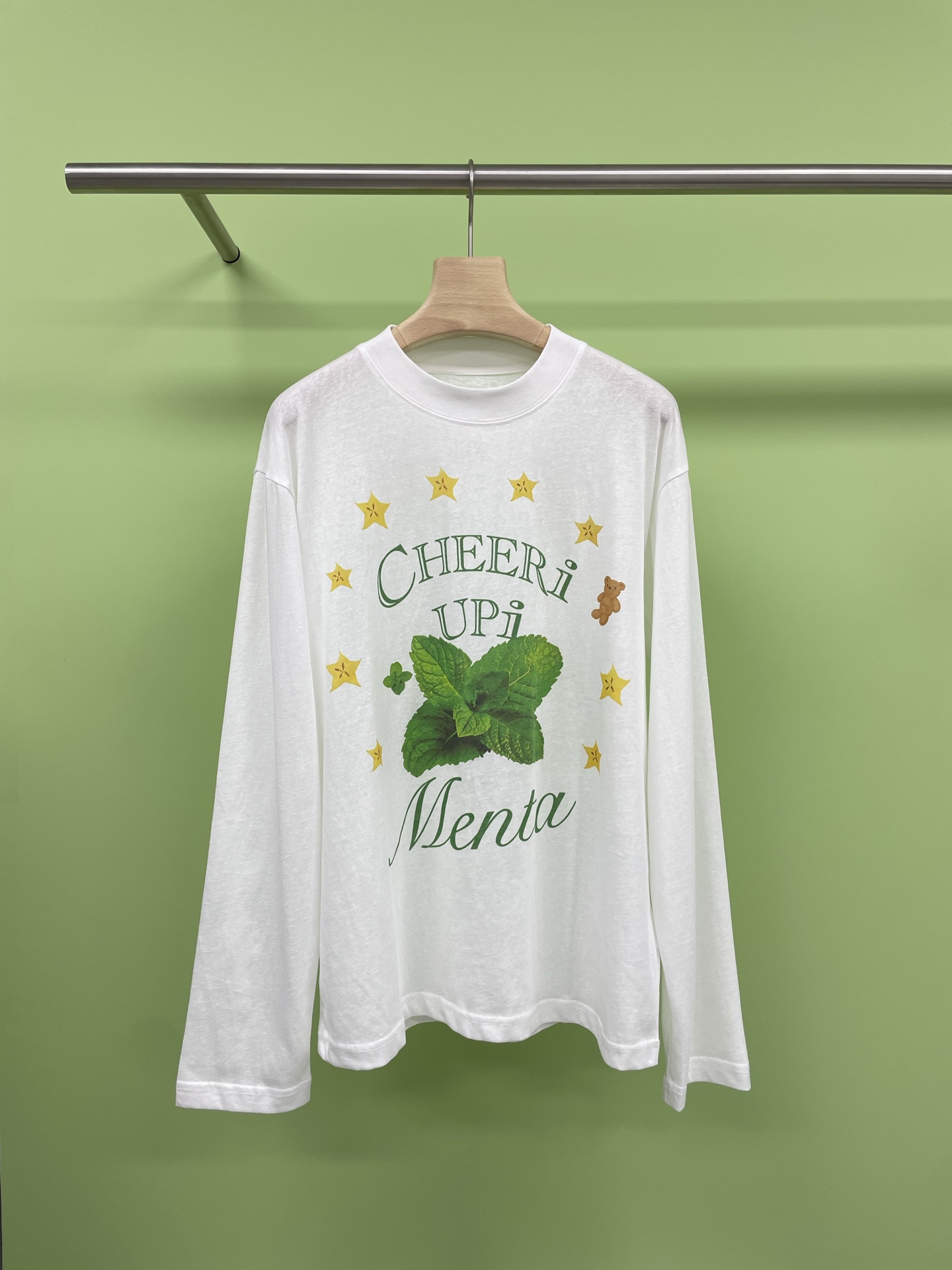 NO:431069,CHEERi UPi 2025 spring and summer new mint carambola printed long-sleeved sleeve T-shirt, outlines the romantic atmosphere with light and breathable fabric, and is decorated with exquisite floral prints. It is very comfortable, comfortable and inclusive, and the sun protection is also added to the elegant layering. Whether it is a beach vacation or a stroll, it can be easily dealt with, and the feel is soft and skin-friendly. Adjust the body feel according to the climate, loose style, cover the flesh and make it look slimming, the upper body paper feels like a déjà vu, the flowers and letter prints on the chest are repeatedly adjusted, which is time-consuming and labor-intensive, adding three-dimensional effect and richness to the pattern, and it is accurate up. SML, tees, t-shirt, alexander wang19860909CHEERi UPi 2025春夏新款薄荷杨桃印花长袖袖T恤,以轻盈透气的面料勾勒浪漫气息,精致花卉印花点缀,非常惬意,舒适包容,防晒同时增添优雅层次感,无论是海边度假还是漫步,随手披上,轻松应对,手感柔软亲肤,根据气候调节体感,宽松版型,遮肉显瘦,上身纸片人既视感,胸前花朵和字母印花反复调节,耗时费力,为图案增添立体效果和丰富性,精至度up. 码数SML,,tees，t-shirt,alexander wang,Women's clothing