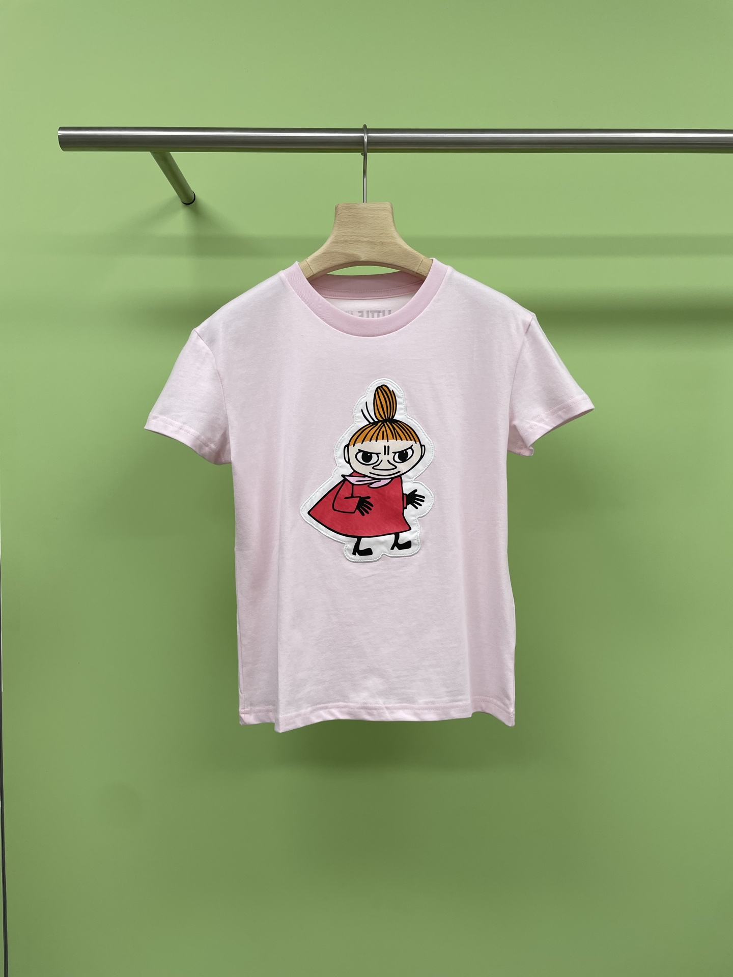 NO:431077,AcneStudios 2025 new Moomin series short-sleeved T-shirt, the cute Moomin family is here again, girls must buy ones, beautiful and versatile colors, don’t worry about the difficult matching, the moomin cartoon characters above are innocent and childlike, simple and beautiful, full of memories, and now wearing IP co-branded style is a very trendy outfit concept. Wearing it is not a fashion attitude to express one's own visually cute and adorable. As an eternal classic, T-shirts will never make mistakes no matter where they are. In addition, this cute elf, Moomin, not only has a super good appearance, but also has first-class comfort, pure cotton texture, skin-friendly and breathable. When worn, it is like being gently wrapped by clouds, unrestrained, and the overall fashion temperament is rising sharply. Number XSSM,,acne  studios,dior,T-shirt,tees,t-shirt,alexander wang19860909AcneStudios2025新款姆明系列短袖T恤,可可爱爱的姆明家族又来啦,女孩纸们一定要入手的单品,好看又百搭的颜色,不用担心不好搭配的问题,上面的moomin姆明卡通人物纯真又不失童趣,简单又美好,满满的回忆杀,而且现在穿IP联名款是个很潮的穿搭理念,穿它不是表示自己的一种时尚态度 ,视觉上也可爱招人喜欢,T恤作为永恒的经典,无论何时何地都不会出错,加上姆明这个可爱的小精灵,不仅颜值爆表,舒适度也是一流的,纯棉质地,亲肤透气,穿上就像被云朵轻轻包裹,无拘无束,整体时尚气质直线上升. 码数XSSM,,acne studios,dior,T-shirt,tees，t-shirt,alexander wang,Women's clothing