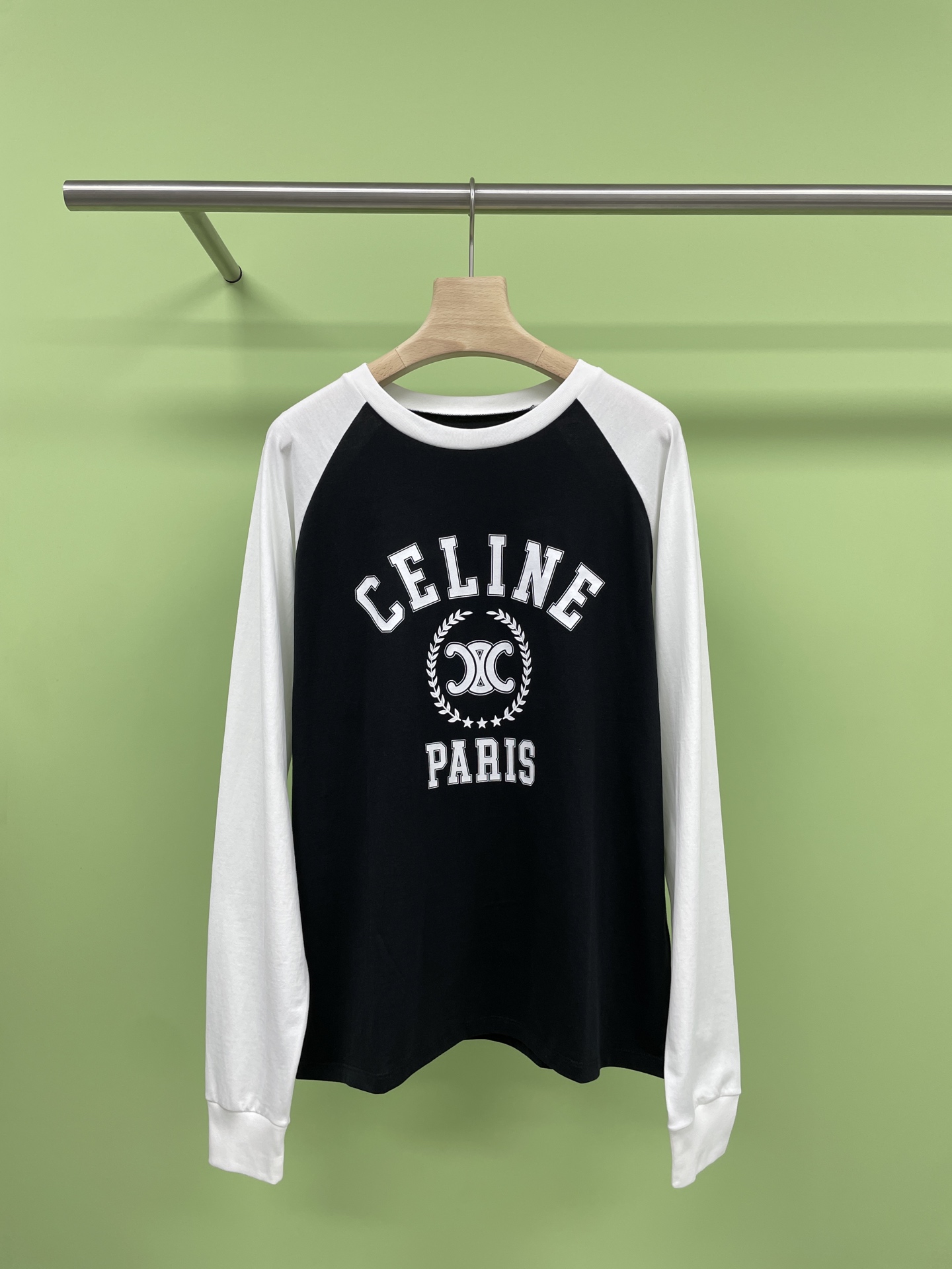 NO:431085,Celine2025 autumn Arc de Triomphe letter printed color-blocking long-sleeved T-shirt, this contrasting rag-shoulder ribbed round neck American retro atmosphere, suitable for everyone, not picky style, personalized rag-shoulder sleeves are bright in color, improving the recognition of the outfit, so that you don’t want to take it off when you wear it, this long-shoulder sleeve uses a classic black and white color scheme, simple but not losing the sense of fashion. The rag-shoulder sleeves are uniquely designed and can well modify the shoulder lines, making the whole person look more upright and stylish, the fabric is comfortable and soft, and it is super comfortable to wear on the body. This long-shoulder sleeves are really fashionable and practical. Whether it is daily wear or attending events, you can easily hold the whole audience. If you also want to have the same fashion charm as the stars, then hurry up. SML, celine,tees, t-shirt, alexander wang19860909Celine2025秋款凯旋门字母印花拼色长袖T恤,这种撞色插肩罗纹圆领美式复古氛围感,适合所有人,不挑人的款式,个性化插肩袖配色亮眼,提升穿搭辨识度,让你穿上去就不想脱下来,这款长袖采用黑白经典配色,简约而不失时尚感,插肩袖设计独特,能够很好地修饰肩部线条,显得整个人更加挺拔有型,面料舒适柔软,穿在身上超级舒服,这款长袖真的是既时尚又实用,无论是日常穿搭还是出席活动,都能轻松hold住全场,如果你也想拥有明星同款的时尚魅力,那就赶快冲吧. 码数SML,,celine,tees，t-shirt,alexander wang,Women's clothing