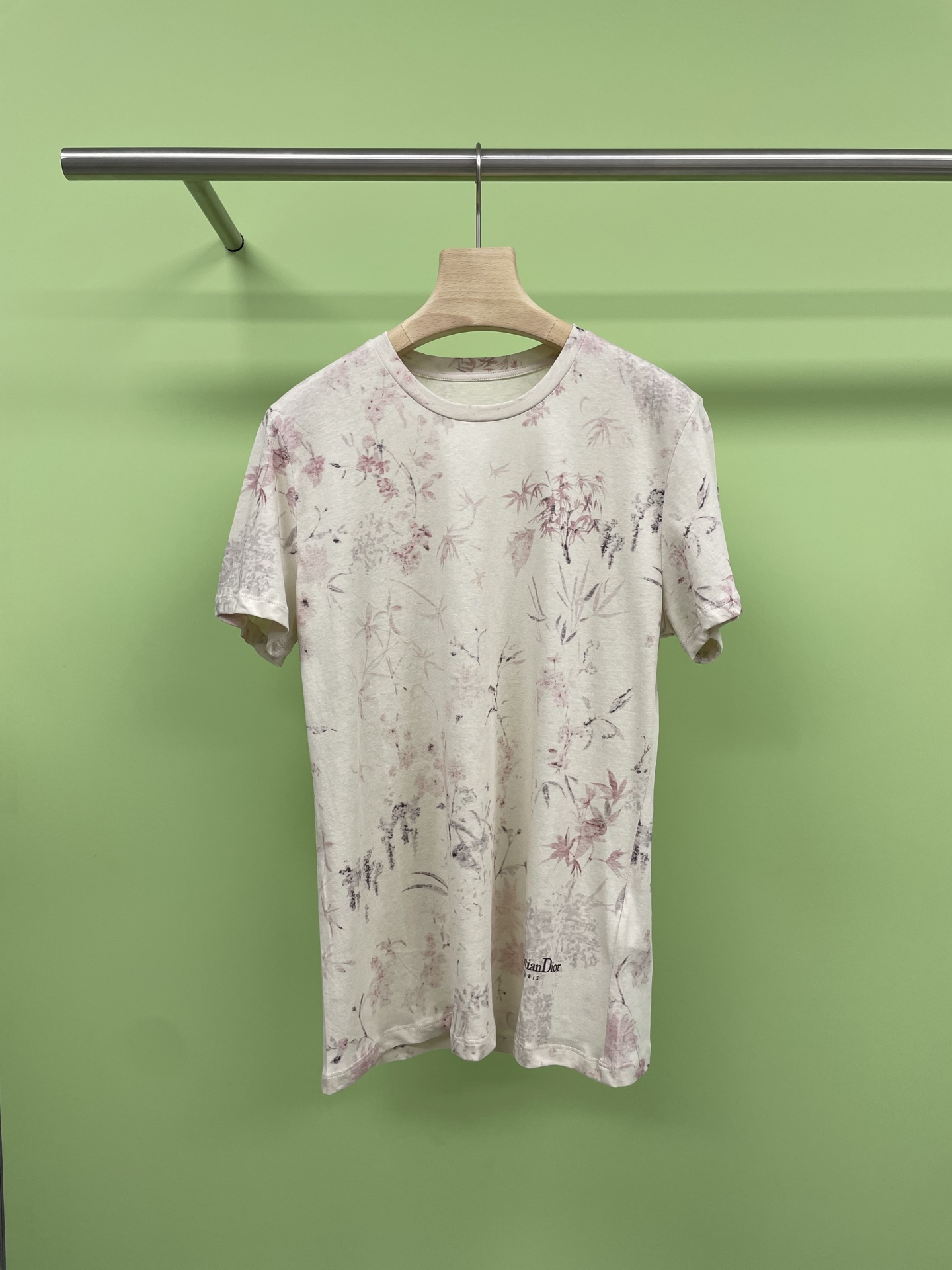 NO:431092,Dior 2025 spring and summer floral print short-sleeved, summer vacation style dressing, wearing the Southern French style on your body, who can resist Dior's romantic genes?  This short-sleeved Juyi print directly fills the atmosphere of the holiday. The apricot background is matched with delicate plant and floral prints, as if you are in the sunny Cte d'Azur. Every inch of the pattern flows with French elegance. The exquisite brand logo with a neckline and a low-key Christian Dior letter logo print with a low-key hem. The high-end feeling is hidden in every ingenious design. The thin and breathable fabric fits the skin without any burden. It is comfortable to wear in summer. The print and modern fashion are perfectly integrated. Wear it, you are the 'fashion pictorial' walking, and you can easily slay the whole audience. SML, dior, T-shirt, alexander wang19860909Dior2025春夏花卉印花短袖,夏日度假风穿搭天,把南法风情穿在身上,谁能抗拒Dior的浪漫基因？这款茹伊印花短袖直接将度假氛围感拉满,杏色底色搭配细腻的植物与花卉印花,仿佛置身于阳光明媚的 Cte d'Azur,每一寸图案都流淌着法式优雅,领口精致的品牌标识、下摆低调的Christian Dior字母logo印花,高级感藏在每一处匠心设计里,轻薄透气的面料,贴合肌肤却毫无负担,夏日穿着舒适到飞起,印花与现代时尚完美融合,穿上它,你就是行走的“时尚画报”,轻松slay全场. 码数SML,,dior,T-shirt,alexander wang,Women's clothing