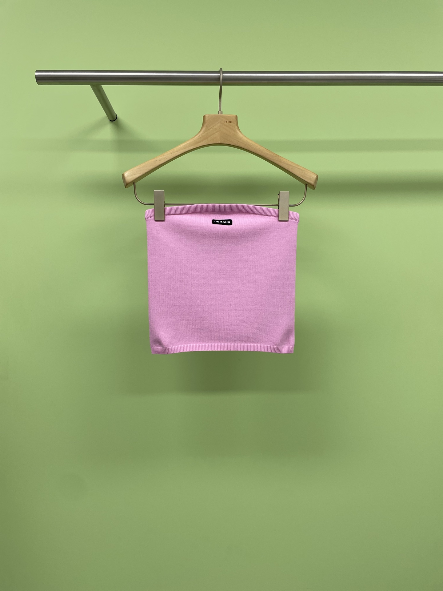 NO:434682,MiuMiu 2025 spring and summer new candy color logo knitted straps, saying that this is the natal straps of hot girls. logo knitted straps are a piece that hot girls blindly choose every spring and summer. The small logo is spicy and desireful, and has a sense of being restrained and wanting to refuse and welcome. Moreover, the knitted straps really don’t press on the breasts and don’t tighten them. Even girls with big breasts or sensual feels very friendly. Want to easily control the fashionable hot girl style?  Letter knitted tube top vest for women wearing short outer and inner wear is definitely your best choice. This tube top vest is made of high-quality knitted material, soft and moderate elasticity, allowing you to easily show a high-end feel. Candy color is a versatile artifact. Whether worn alone or as a base, it can easily become the focus. Don’t hesitate, this tube top vest is definitely worth buying. Pink and green SML, miumiu, alexander wang19860909MiuMiu2025春夏新款糖果色徽标logo针织抹胸,说这才是辣妹的本命抹胸,logo针织抹胸是每个春夏辣妹盲选不出错的单品,小logo款又辣又欲,有种带点内敛欲拒还迎的即视感,而且针织系列的抹胸是真的不压胸也不勒肉啊,即便是胸大或者肉感的女生也特别友好,想要轻松驾驭时尚辣妹风？字母针织抹胸背心女外穿内搭短款,绝对是你的不二之选,这款抹胸背心采用优质针织材质,触感柔软,弹性适中,让你轻松展现出高级感,糖果色更是百搭神器,无论是单穿还是作为打底,都能让你轻松成为焦点,别犹豫了,这款抹胸背心绝对值得入手. 粉色绿色 码数SML,,miumiu,alexander wang,Women's clothing