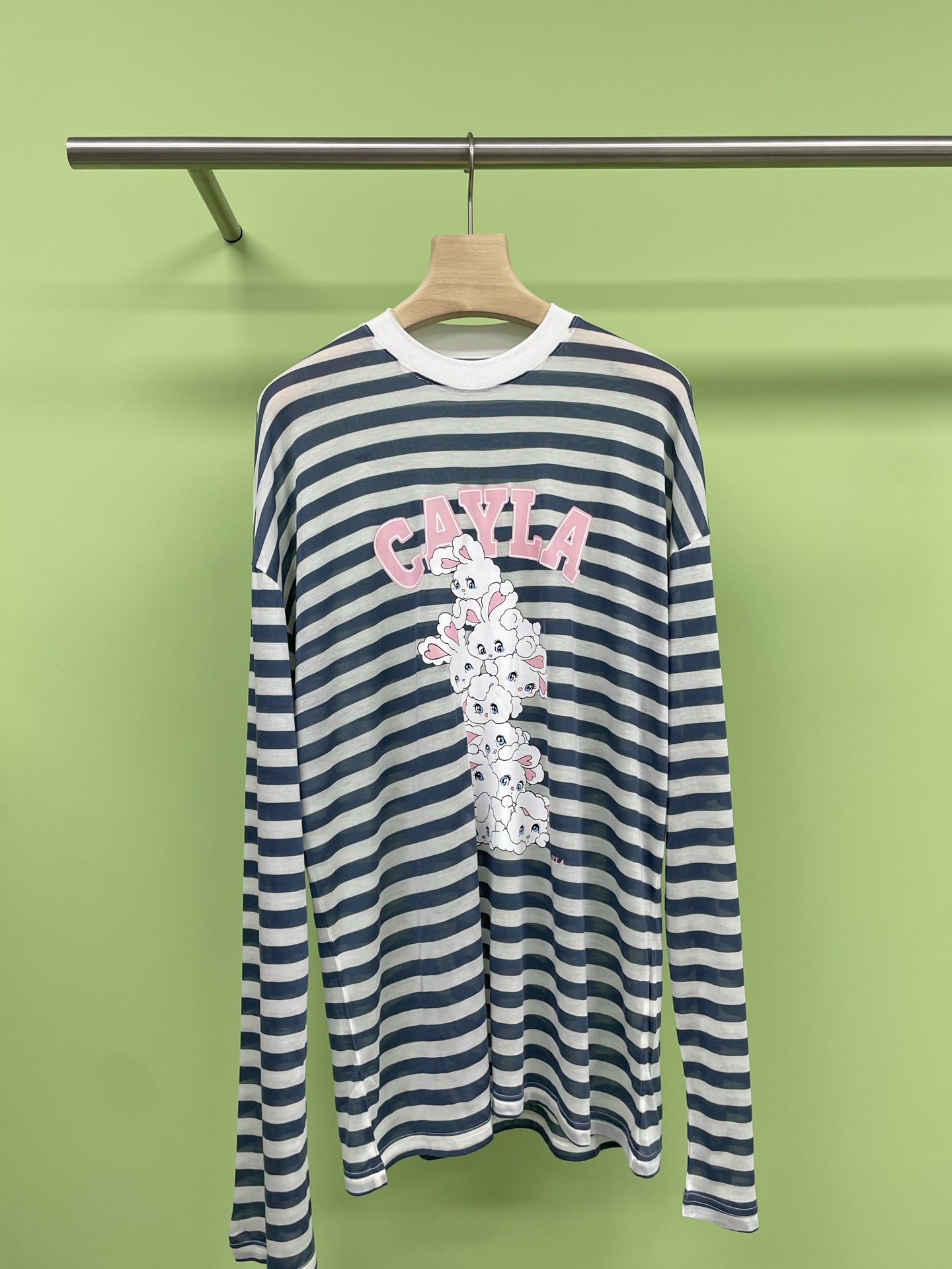 NO:431764,CAYLA2025 cartoon rabbit sweet printed tentacle stripes age-reducing versatile loose long-sleeved T-shirt, little white rabbit escapes, cute sky blue stripes, help!  This T-piece is wearing 'Zoo Little Cute' on the body, like a jump out of a childhood picture book, blue stripes, contrasting color small mark + pattern, Korean loose feeling, thin and slightly transparent texture of tiny silk, summer wear is like biting ice cream, loose shoulder cut, hidden flesh and lazy, single wear is a sweet girl, it is also nice to wear when wearing sunscreen shirts, thin layer is not transparent, drooping, sun protection and breathable, not stuffy, loose flared sleeves, lazy and slimming, pants on the lower body, lazy and lazy, super versatile. SML, skirts, tees, t-shirt, alexander wang19860909CAYLA2025卡通兔甜美印花天丝条纹减龄百搭宽松长袖T恤,小白兔出逃,天蓝条纹可爱T,救命！这件T把「动物园小可爱」穿身上啦,像从童年绘本里跳出来的,蓝色条纹打底,撞色小标+图案,韩系松弛感拿捏,轻薄微透的天丝质地,夏日穿像咬了口冰淇淋,宽松落肩剪裁,藏肉又慵懒,单穿是清甜少女,当防晒衫叠穿也很nice,薄薄的一层不透,垂感不贴身,防晒透气不闷热,宽松型喇叭袖,慵懒显瘦,下身搭裤子休闲,搭裙子慵懒,超级百搭. 码数SML,,skirts,tees，t-shirt,alexander wang,Women's clothing
