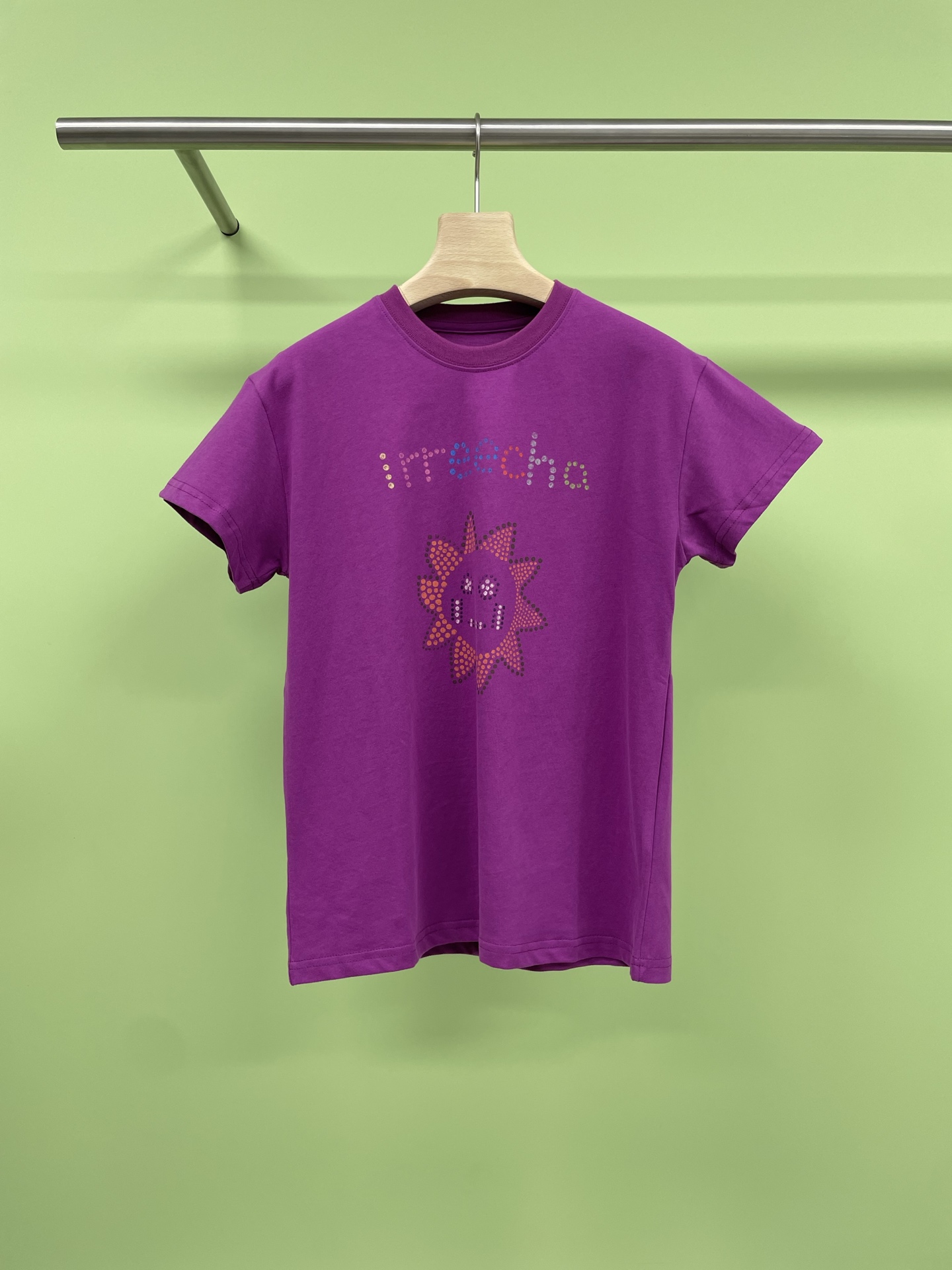 NO:431788,Short Sentence short sentence sun hand-painted printed short-sleeved T-shirt, graffiti and trendy passion collision, T has a unique soul, full of tension patterns + unrestrained colors, every detail shows a trendy personality attitude, it is not just a piece of clothing, but also a way to express yourself. In the hot summer, it is very important to choose the right T-shirt. This 200g heavyweight T-shirt is your best choice, pure cotton material, skin-friendly and soft, breathable, making you comfortable and unburdened to wear, blue and purple style with colorful sun prints, fashionable ins style, niche design, let you stand out among the crowd, whether it is daily travel or outdoor activities, this T-shirt can meet your needs. SML, T-shirt,tees, t-shirt,alexander wang19860909Short Sentence短句太阳手绘印花短袖T恤,涂鸦与潮流激情碰撞,T便拥有了独一无二的灵魂,充满张力的图案+肆意挥洒的色彩,每一个细节都彰显着潮流的个性态度,它不只是一件衣服,更是一种表达自我的方式,夏日炎炎,选对T恤很重要,这款200g的重磅不透T恤,就是你的最佳选择,纯棉材质,亲肤柔软,透气性佳,让你穿着舒适无负担,蓝紫色款式搭配缤纷太阳印花,时尚ins风,小众设计,让你在人群中脱颖而出,无论是日常出行还是户外活动,这款T恤都能满足你的需求. 码数SML,,T-shirt,tees，t-shirt,alexander wang,Women's clothing