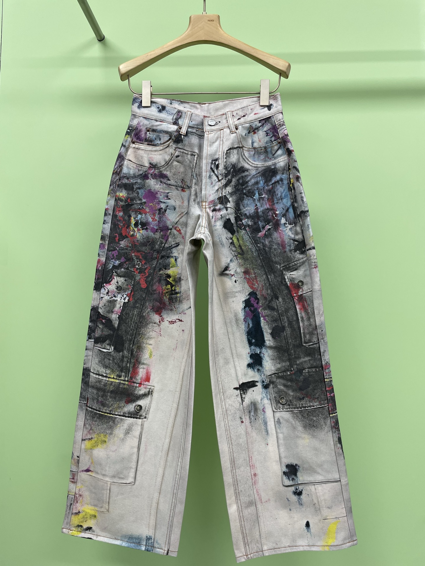 NO:431796,Acne Studios 2025 men and women 1981 trompe painting loose-fitting jeans, this pair of pants is so special. The pants are made of a unique graffiti-style heavy-form full-print design, and the exquisite craftsmanship and rich colors present a unique and artistic pattern, making it stand out among many clothing and show a unique fashion taste. dirtyfit trompe painting inkjet creates a visual illusion with an old and dirty effect, adding to the retro and trendy atmosphere of the pants. baggy3D printing painting loose-fitting 3D  The design of printed paintings is not only comfortable and comfortable, but also shows a unique three-dimensional and layered sense, making the pants more visually attractive. The low-waist design shows a fashionable waistline. At the same time, the loose pants can well modify the leg lines and are suitable for wearing various figures. It is both comfortable and fashionable. With its unique design, high-quality craftsmanship and fashionable elements, Acne jeans has become a popular item in the fashion industry. It is suitable for men and women who pursue personality and trends, and can create a very personalized and fashionable outfit effect.19860909Acne Studios 2025男女同款 1981错视绘画宽松版型牛仔裤,这条裤子太特别了吧,裤子上采用了独特的涂鸦式重工满印设计,通过精湛的工艺和丰富的色彩呈现出极具个性和艺术感的图案,使其在众多服饰中脱颖而出,彰显独特的时尚品味,dirtyfit 错视喷墨营造出一种带有做旧、脏污效果的视觉错觉,增添了裤子的复古感和潮流氛围,baggy3D 印花画宽松的版型配合 3D 印花画的设计,不仅舒适自在,还能展现出独特的立体感和层次感,使裤子在视觉上更具吸引力,低腰的设计展现出时尚的腰线,同时宽松的裤型能够很好地修饰腿部线条,适合各种身材穿着,既舒适又时尚,这款 Acne牛仔裤凭借其独特的设计、高品质的工艺和时尚的元素,成为时尚界备受追捧的单品,适合追求个性、潮流的男女穿着,能够打造出极具个性和时尚感的穿搭效果. 码数XSSM,,acne studios,dior,jeans,alexander wang,Women's clothing