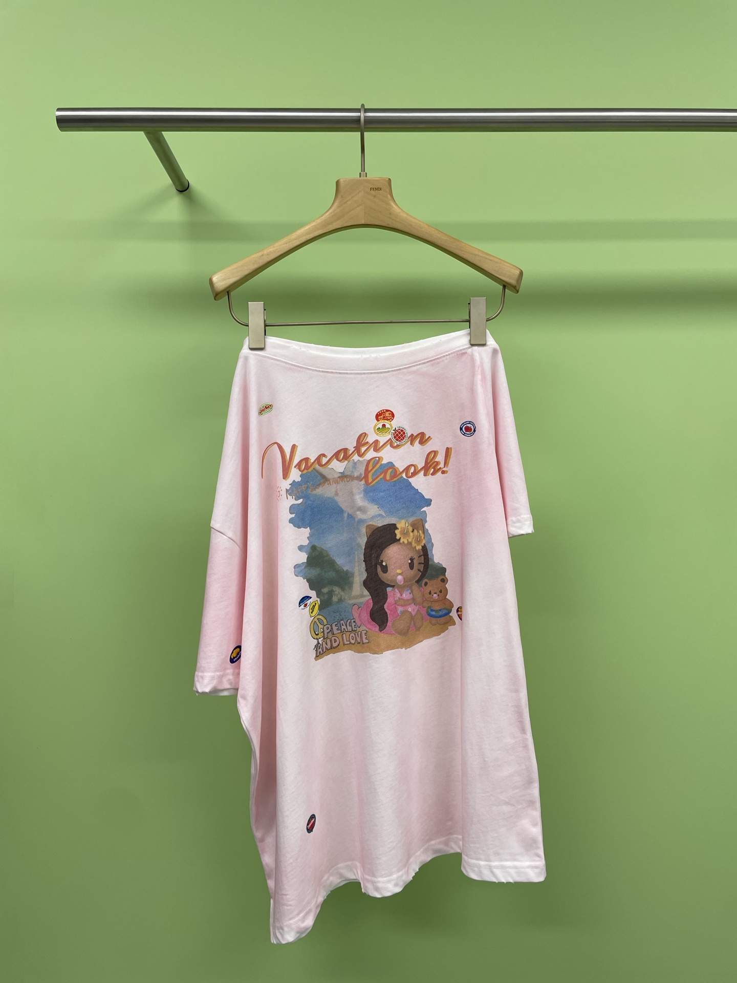 NO:432568,SELALA GU-OITMMTIO spoof doodle short-sleeved off-shoulder T-shirt, super slack off-shoulder Tee, it looks good as a best friend, Korean women's day get, this is probably the T-shirt that understands girls' minds the most this year. The unique off-shoulder design, the little sexy and tightly grasped, is definitely the soul of the whole dress. This summer one-shoulder off-shoulder loose short-sleeved T-shirt, loves the whole, four colors are super bright, and it is full of vitality when worn, and it is definitely the focus of the crowd. The loose style does not pick on the figure, and the flesh can be hidden. Moreover, the one-shoulder off-shoulder design cleverly shows the shoulder lines. The little sexy and tightly grasps it. The graffiti printing elements on it also add a bit of fashion. By the way, what bottom do you think you look good with?  SML, T-shirt,tees,t-shirt,alexander wang19860909SELALA GU-OITMMTIO恶搞涂鸦度假短袖斜肩T恤,超绝松弛斜肩Tee,当闺蜜款也好看,韩女的一天get,这大概是今年最懂女生心思的T恤了,独特的斜肩设计,小性感拿捏得死死,绝对是整件衣服的灵魂所在,这件夏季一字肩斜肩宽松的短袖T恤,一整个爱住,四款颜色超亮眼,穿上瞬间活力满满,在人群中绝对是焦点,宽松的版型不挑身材,肉肉都能藏起来,而且一字肩斜肩设计,巧妙地展现出肩部线条,小性感拿捏得死死的,上面的涂鸦印花元素还增添了几分时髦感,话说,你们觉得搭配什么下装好看呢？ 码数SML,,T-shirt,tees，t-shirt,alexander wang,Women's clothing