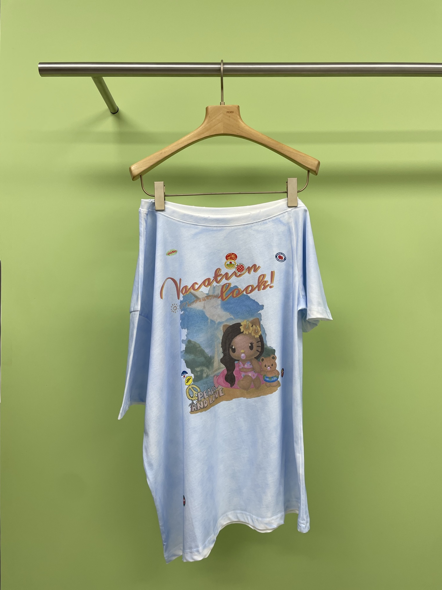 NO:432580,SELALA GU-OITMMTIO spoof doodle short-sleeved off-shoulder T-shirt, super slack off-shoulder Tee, it looks good as a best friend, Korean women's day get, this is probably the T-shirt that understands girls' minds the most this year. The unique off-shoulder design, the little sexy and tightly grasped, is definitely the soul of the whole dress. This summer one-shoulder off-shoulder loose short-sleeved T-shirt, loves the whole, four colors are super bright, and it is full of vitality when worn, and it is definitely the focus of the crowd. The loose style does not pick on the figure, and the flesh can be hidden. Moreover, the one-shoulder off-shoulder design cleverly shows the shoulder lines. The little sexy and tightly grasps it. The graffiti printing elements on it also add a bit of fashion. By the way, what bottom do you think you look good with?  SML, T-shirt,tees,t-shirt,alexander wang19860909SELALA GU-OITMMTIO恶搞涂鸦度假短袖斜肩T恤,超绝松弛斜肩Tee,当闺蜜款也好看,韩女的一天get,这大概是今年最懂女生心思的T恤了,独特的斜肩设计,小性感拿捏得死死,绝对是整件衣服的灵魂所在,这件夏季一字肩斜肩宽松的短袖T恤,一整个爱住,四款颜色超亮眼,穿上瞬间活力满满,在人群中绝对是焦点,宽松的版型不挑身材,肉肉都能藏起来,而且一字肩斜肩设计,巧妙地展现出肩部线条,小性感拿捏得死死的,上面的涂鸦印花元素还增添了几分时髦感,话说,你们觉得搭配什么下装好看呢？ 码数SML,,T-shirt,tees，t-shirt,alexander wang,Women's clothing