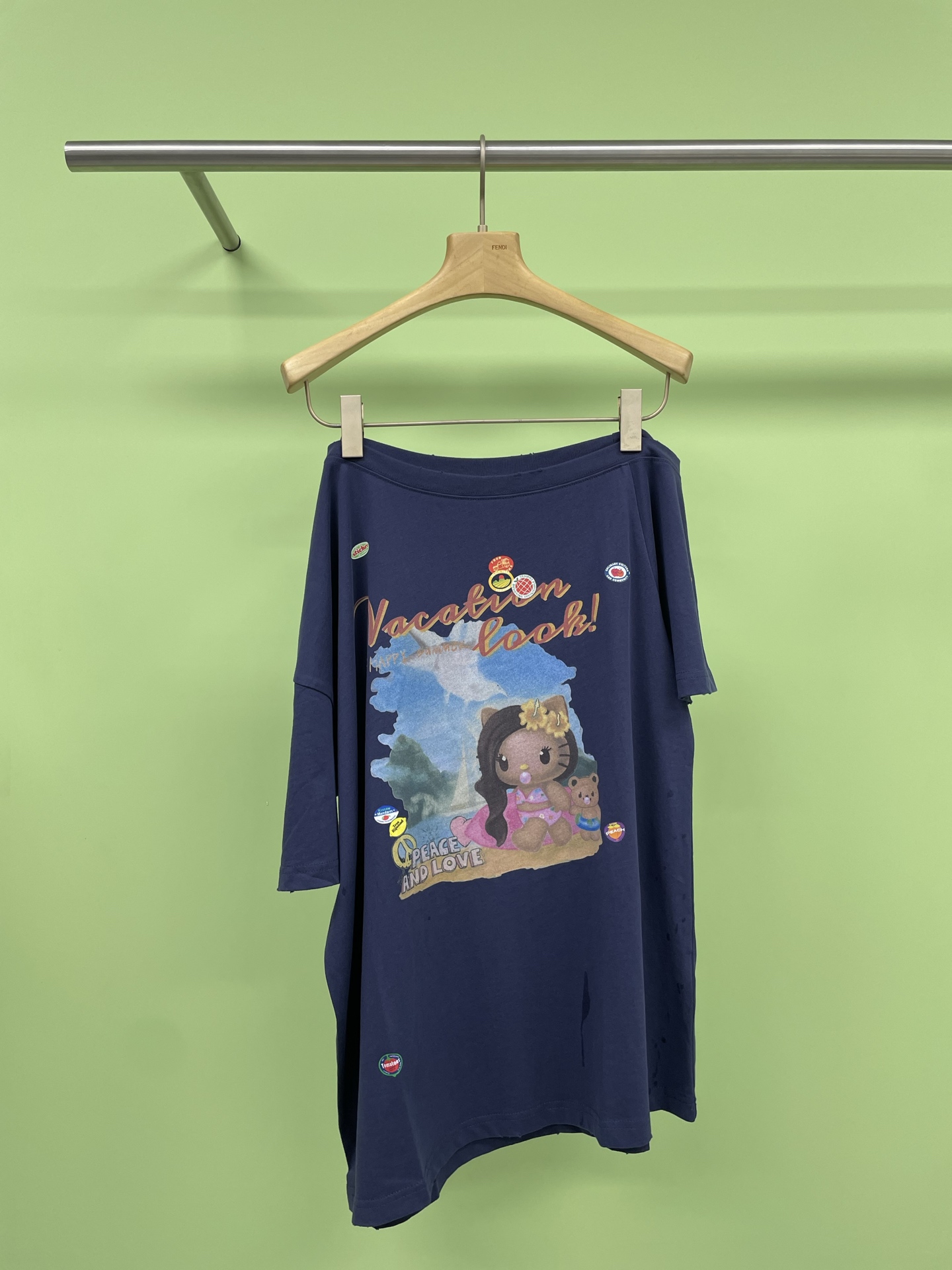 NO:432597,SELALA GU-OITMMTIO spoof doodle short-sleeved off-shoulder T-shirt, super slack off-shoulder Tee, it looks good as a best friend, Korean women's day get, this is probably the T-shirt that understands girls' minds the most this year. The unique off-shoulder design, the little sexy and tightly grasped, is definitely the soul of the whole dress. This summer one-shoulder off-shoulder loose short-sleeved T-shirt, loves the whole, four colors are super bright, and it is full of vitality when worn, and it is definitely the focus of the crowd. The loose style does not pick on the figure, and the flesh can be hidden. Moreover, the one-shoulder off-shoulder design cleverly shows the shoulder lines. The little sexy and tightly grasps it. The graffiti printing elements on it also add a bit of fashion. By the way, what bottom do you think you look good with?  SML, T-shirt,tees,t-shirt,alexander wang19860909SELALA GU-OITMMTIO恶搞涂鸦度假短袖斜肩T恤,超绝松弛斜肩Tee,当闺蜜款也好看,韩女的一天get,这大概是今年最懂女生心思的T恤了,独特的斜肩设计,小性感拿捏得死死,绝对是整件衣服的灵魂所在,这件夏季一字肩斜肩宽松的短袖T恤,一整个爱住,四款颜色超亮眼,穿上瞬间活力满满,在人群中绝对是焦点,宽松的版型不挑身材,肉肉都能藏起来,而且一字肩斜肩设计,巧妙地展现出肩部线条,小性感拿捏得死死的,上面的涂鸦印花元素还增添了几分时髦感,话说,你们觉得搭配什么下装好看呢？ 码数SML,,T-shirt,tees，t-shirt,alexander wang,Women's clothing