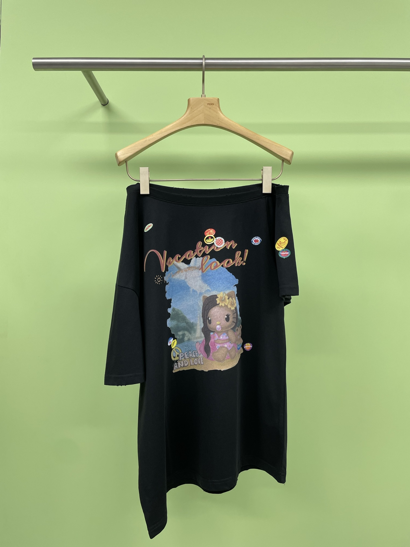 NO:432587,SELALA GU-OITMMTIO spoof doodle short-sleeved off-shoulder T-shirt, super slack off-shoulder Tee, it looks good as a best friend, Korean women's day get, this is probably the T-shirt that understands girls' minds the most this year. The unique off-shoulder design, the little sexy and tightly grasped, is definitely the soul of the whole dress. This summer one-shoulder off-shoulder loose short-sleeved T-shirt, loves the whole, four colors are super bright, and it is full of vitality when worn, and it is definitely the focus of the crowd. The loose style does not pick on the figure, and the flesh can be hidden. Moreover, the one-shoulder off-shoulder design cleverly shows the shoulder lines. The little sexy and tightly grasps it. The graffiti printing elements on it also add a bit of fashion. By the way, what bottom do you think you look good with?  SML, T-shirt,tees,t-shirt,alexander wang19860909SELALA GU-OITMMTIO恶搞涂鸦度假短袖斜肩T恤,超绝松弛斜肩Tee,当闺蜜款也好看,韩女的一天get,这大概是今年最懂女生心思的T恤了,独特的斜肩设计,小性感拿捏得死死,绝对是整件衣服的灵魂所在,这件夏季一字肩斜肩宽松的短袖T恤,一整个爱住,四款颜色超亮眼,穿上瞬间活力满满,在人群中绝对是焦点,宽松的版型不挑身材,肉肉都能藏起来,而且一字肩斜肩设计,巧妙地展现出肩部线条,小性感拿捏得死死的,上面的涂鸦印花元素还增添了几分时髦感,话说,你们觉得搭配什么下装好看呢？ 码数SML,,T-shirt,tees，t-shirt,alexander wang,Women's clothing