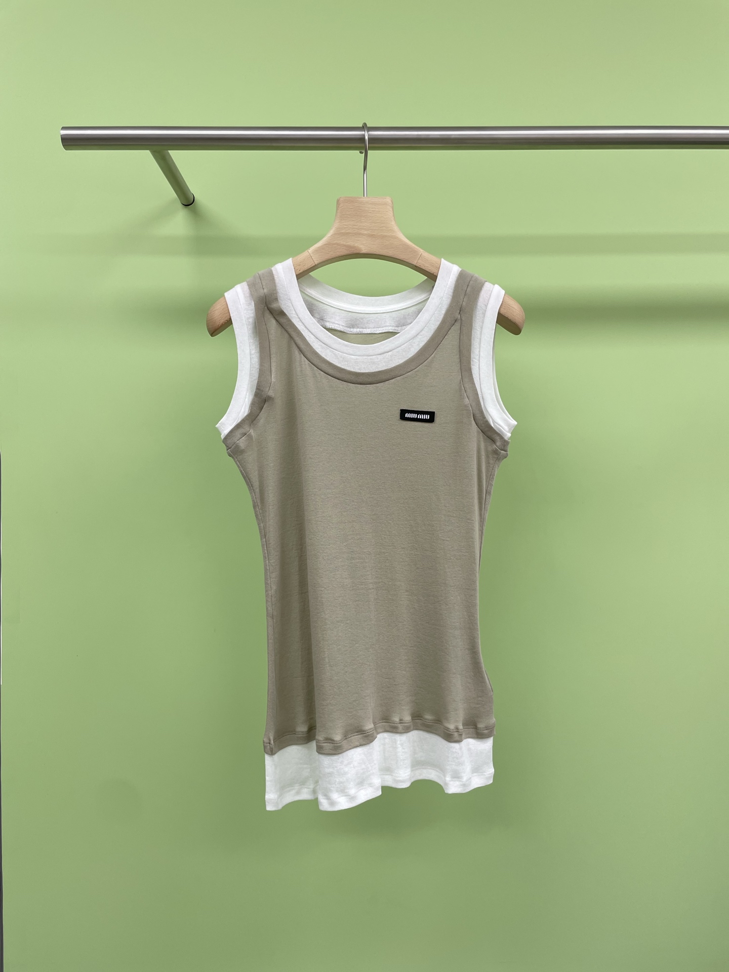 NO:434692,MiuMiu2025 spring and summer new color matching fake two-piece vest, casual and contrasting color fake two-piece vest, neither deep nor shallow, can be competent for the inner wear alone, one piece exerts the visual layering attribute, it looks good but has a curve, can cover the side breasts well, modify the shoulder width, the style is excellent, the upper body is easy to make you look slim and tall, wear on the body with a good temperament, keep your own style, the most important thing is that the fabric is super comfortable, the upper body is cold and silky and soft, a must-have in summer. SML SML l,,miumiu,alexander wang19860909MiuMiu2025春夏新配色假两件背心,休闲佰配撞色假两件背心,不深不浅的U领设计,单穿内搭皆可胜任,一件发挥视觉叠穿属性,敲好看而是带有弧度的,能够狠好的遮住副乳,修饰肩宽,版型做的很优秀,上身轻松显瘦显高,穿在身上菲常气质,自留款,最重要是面料超级舒服,上身冰冰凉凉很丝滑柔软,夏季必备. 码数SML l,,miumiu,alexander wang,Women's clothing