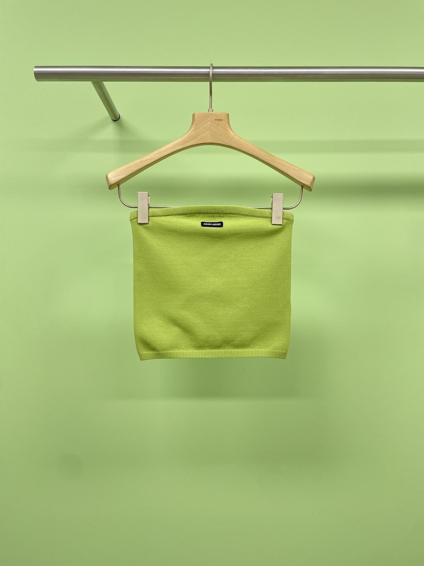 NO:434688,MiuMiu 2025 spring and summer new candy color logo knitted straps, saying that this is the natal straps of hot girls. logo knitted straps are a piece that hot girls blindly choose every spring and summer. The small logo is spicy and desireful, and has a sense of being restrained and wanting to refuse and welcome. Moreover, the knitted straps really don’t press on the breasts and don’t tighten them. Even girls with big breasts or sensual feels very friendly. Want to easily control the fashionable hot girl style?  Letter knitted tube top vest for women wearing short outer and inner wear is definitely your best choice. This tube top vest is made of high-quality knitted material, soft and moderate elasticity, allowing you to easily show a high-end feel. Candy color is a versatile artifact. Whether worn alone or as a base, it can easily become the focus. Don’t hesitate, this tube top vest is definitely worth buying. Pink and green SML, miumiu, alexander wang19860909MiuMiu2025春夏新款糖果色徽标logo针织抹胸,说这才是辣妹的本命抹胸,logo针织抹胸是每个春夏辣妹盲选不出错的单品,小logo款又辣又欲,有种带点内敛欲拒还迎的即视感,而且针织系列的抹胸是真的不压胸也不勒肉啊,即便是胸大或者肉感的女生也特别友好,想要轻松驾驭时尚辣妹风？字母针织抹胸背心女外穿内搭短款,绝对是你的不二之选,这款抹胸背心采用优质针织材质,触感柔软,弹性适中,让你轻松展现出高级感,糖果色更是百搭神器,无论是单穿还是作为打底,都能让你轻松成为焦点,别犹豫了,这款抹胸背心绝对值得入手. 粉色绿色 码数SML,,miumiu,alexander wang,Women's clothing