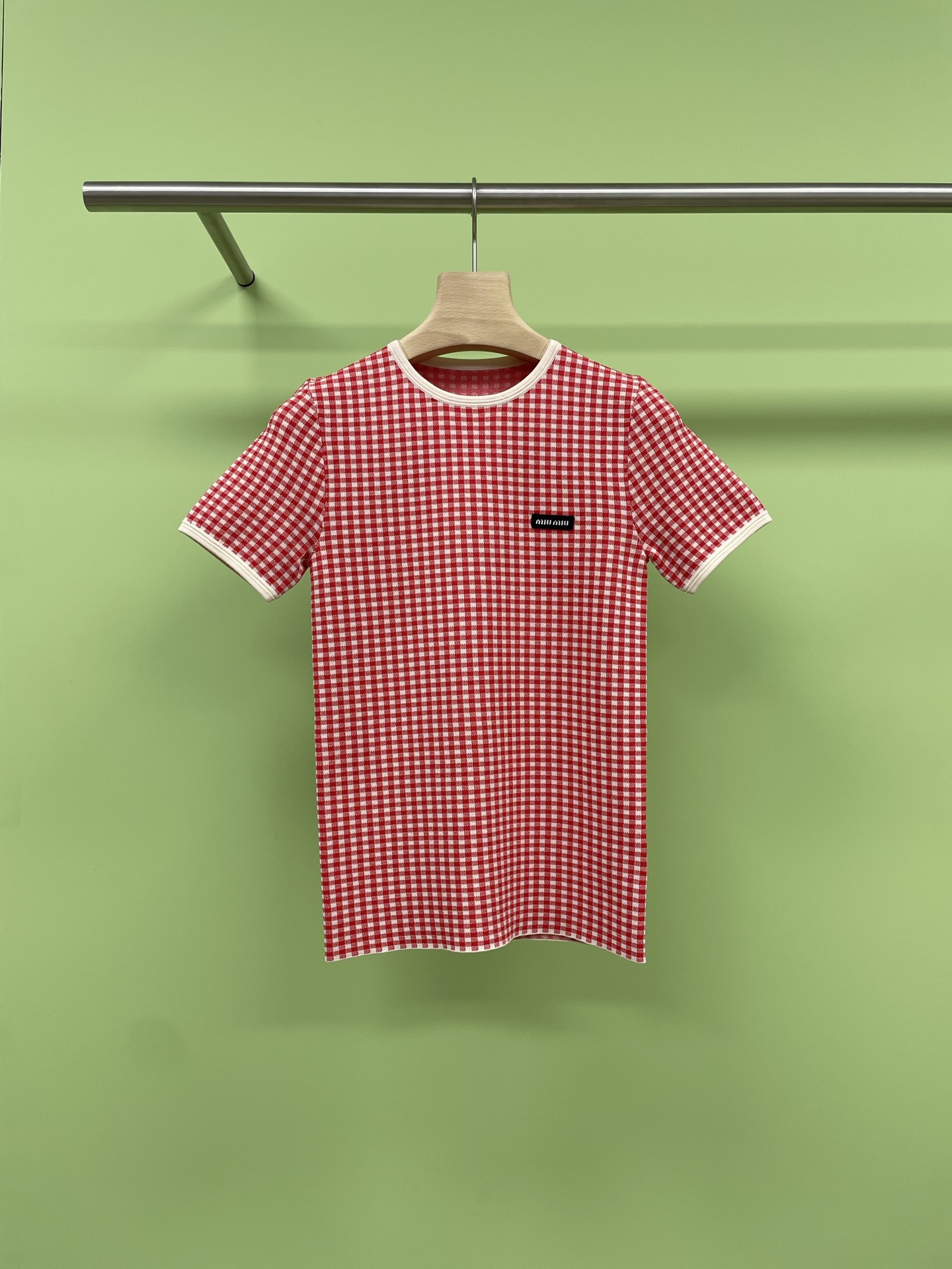 NO:434696,MiuMiu2025 Spring and Summer New Plaid Knit Set, Today is a peach sports style. Who can resist this pink Plaid Knit Set? The whole person becomes brighter. Classic red and white plaids are fresh and eye-catching. They fill the summer atmosphere at a glance. The short top design just reveals the waistline and easily show off a good figure. Shorts styles are free and casual. Whether you are walking on the street or having a casual party, you can make you comfortable and fashionable. The material is soft and skin-friendly, and you can wear it close to the body without any burden. It is breathable and can be kept refreshed in the hot summer. The suit can be worn alone, and you can also match jackets and accessories at will to unlock various styles and break the conventional outfit. The combination of nishi man, whether it is a sweet and cool girl or a pioneer in personality, you can find self-expression in this outfit. Come and put this unique fashion item in your pocket. SML  Top, miumiu, shorts, jackets & coats, alexander wang19860909MiuMiu2025春夏新款格纹针织套装,今天是水蜜桃运动风,谁能抵挡这粉嘟嘟的格纹针织套装,整个人都明媚了起来哦,经典红白格纹,清新又吸睛,一眼就把夏日氛围感拉满,短上衣设计,恰到好处露出腰线,轻松秀出好身材,短裤款式,自在随性,无论是漫步街头还是休闲聚会,都能让你舒适又时髦,材质柔软亲肤,贴身穿也毫无负担,透气性绝佳,炎炎夏日也能保持清爽,套装可单穿,也能随心搭配外套、配饰,解锁多种风格,打破常规穿搭,娘man结合,无论是甜酷女孩还是个性先锋,都能在这套穿搭里找到自我表达,快来把这份独特的时尚单品收入囊中吧. 码数SML 上衣,,miumiu,shorts,jackets & coats,alexander wang,Women's clothing