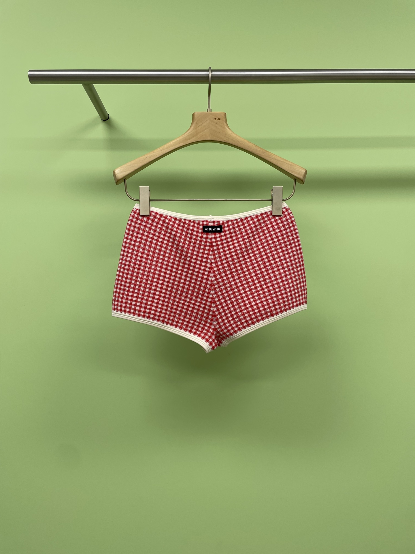 NO:434700,MiuMiu2025 Spring and Summer New Plaid Knit Set, Today is a peach sports style. Who can resist this pink Plaid Knit Set? The whole person becomes brighter. Classic red and white plaids are fresh and eye-catching. They fill the summer atmosphere at a glance. The short top design just reveals the waistline and easily show off a good figure. Shorts styles are free and casual. Whether you are walking on the street or having a casual party, you can make you comfortable and fashionable. The material is soft and skin-friendly, and you can wear it close to the body without any burden. It is breathable and can be kept refreshed in the hot summer. The suit can be worn alone, and you can also match jackets and accessories at will to unlock various styles and break the conventional outfit. The combination of nishi man, whether it is a sweet and cool girl or a pioneer in personality, you can find self-expression in this outfit. Come and put this unique fashion item in your pocket. SML  Shorts, miumiu, shorts, jackets & coats,alexander wang19860909MiuMiu2025春夏新款格纹针织套装,今天是水蜜桃运动风,谁能抵挡这粉嘟嘟的格纹针织套装,整个人都明媚了起来哦,经典红白格纹,清新又吸睛,一眼就把夏日氛围感拉满,短上衣设计,恰到好处露出腰线,轻松秀出好身材,短裤款式,自在随性,无论是漫步街头还是休闲聚会,都能让你舒适又时髦,材质柔软亲肤,贴身穿也毫无负担,透气性绝佳,炎炎夏日也能保持清爽,套装可单穿,也能随心搭配外套、配饰,解锁多种风格,打破常规穿搭,娘man结合,无论是甜酷女孩还是个性先锋,都能在这套穿搭里找到自我表达,快来把这份独特的时尚单品收入囊中吧. 码数SML 短裤,,miumiu,shorts,jackets & coats,alexander wang,Women's clothing