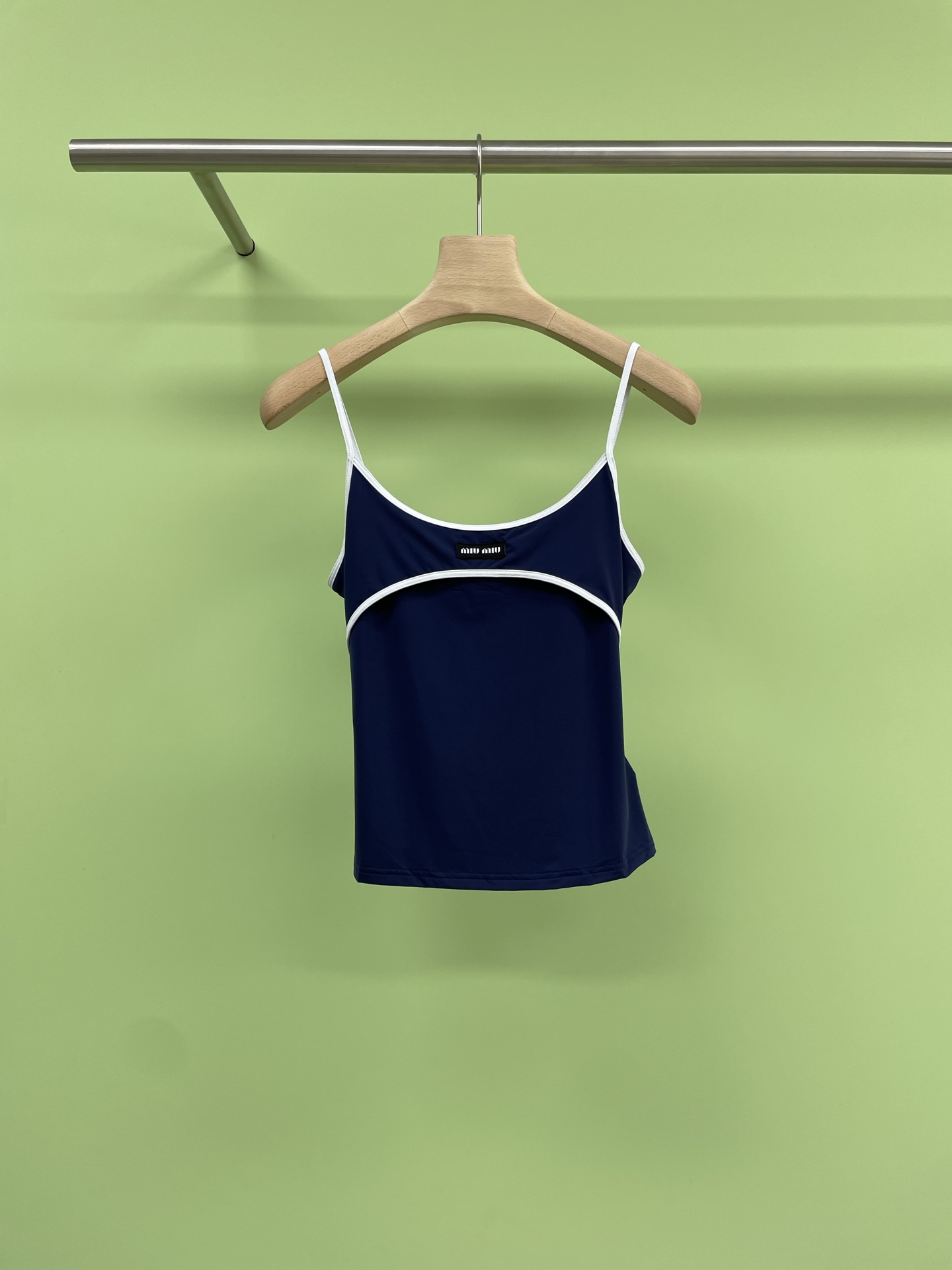 NO:434704,MiuMiu2025 spring and summer new contrasting suspender, summer without a suspender vest is incomplete. Summer is here, and it is another good time to show off your figure. This hot girl vest suspender has a simple design and a full sense of fashion. It is definitely the focus of the streets in summer. First of all, its fabric is super comfortable, light and breathable, and it can make you feel cool even in the hot summer. Moreover, it has very elasticity. No matter whether you are fat, thin, tall, or short, you can easily control it. This model  The vest has a rich variety of colors and is available in two colors. Whether you like low-key blue or bright-cut colors, you can find the one that suits you. This vest suspender is also very matching. You can wear it alone to show off your good figure, or you can match it with various items such as shorts, short skirts, jeans, etc. to easily create different styles. If you also want to show your hot girl charm in summer, then hurry up and buy it.  SML, miumiu, skirts, shorts, jeans, alexander wang19860909MiuMiu2025春夏新款撞色吊带,没有吊带背心的夏天是不完整的,夏天到了,又是展现身材的好时机,这款辣妹背心吊带,简约设计,时尚感十足,绝对是夏日街头的焦点,首先它的面料超级舒适,轻薄透气,即使在炎热的夏天也能让你感受到清凉,而且它的弹性很好,不管你是胖瘦高矮,都能轻松驾驭,这款背心的颜色超级丰富,有两种颜色可供选择,无论你是喜欢低调的蓝色,还是喜欢亮咖的彩色,都能找到适合自己的那一款,这款背心吊带的搭配性也很强,你可以直接单穿,展现你的好身材,也可以搭配短裤、短裙、牛仔裤等各种单品,轻松打造出不同的风格,如果你也想在夏天展现自己的辣妹魅力,那就赶紧入手吧. 码数SML,,miumiu,skirts,shorts,jeans,alexander wang,Women's clothing