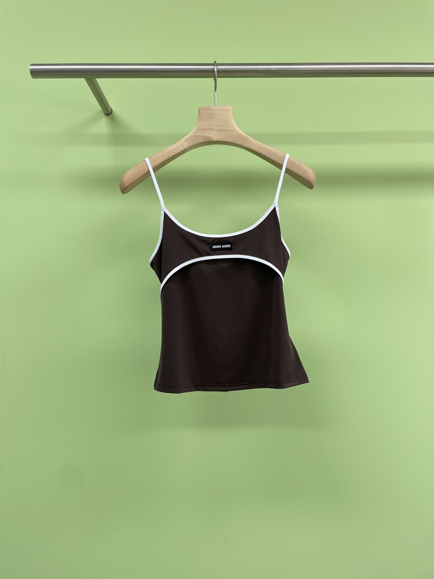 NO:434708,MiuMiu2025 spring and summer new contrasting suspender, summer without a suspender vest is incomplete. Summer is here, and it is another good time to show off your figure. This hot girl vest suspender, simple design and full of fashion sense, is definitely the focus of summer streets. First of all, its fabric is super comfortable, light and breathable, and it can make you feel cool even in the hot summer. And its elasticity is very good. No matter you are fat, thin, tall, short, you can easily control it. This model  The vest has a rich variety of colors and is available in two colors. Whether you like low-key blue or bright-cut colors, you can find the one that suits you. This vest suspender is also very matching. You can wear it alone to show off your good figure, or you can match it with various items such as shorts, short skirts, jeans, etc. to easily create different styles. If you also want to show your hot girl charm in summer, then hurry up and buy it.  SML, miumiu, skirts, shorts, jeans, alexander wang19860909MiuMiu2025春夏新款撞色吊带,没有吊带背心的夏天是不完整的,夏天到了,又是展现身材的好时机,这款辣妹背心吊带,简约设计,时尚感十足,绝对是夏日街头的焦点,首先它的面料超级舒适,轻薄透气,即使在炎热的夏天也能让你感受到清凉,而且它的弹性很好,不管你是胖瘦高矮,都能轻松驾驭,这款背心的颜色超级丰富,有两种颜色可供选择,无论你是喜欢低调的蓝色,还是喜欢亮咖的彩色,都能找到适合自己的那一款,这款背心吊带的搭配性也很强,你可以直接单穿,展现你的好身材,也可以搭配短裤、短裙、牛仔裤等各种单品,轻松打造出不同的风格,如果你也想在夏天展现自己的辣妹魅力,那就赶紧入手吧. 码数SML,,miumiu,skirts,shorts,jeans,alexander wang,Women's clothing