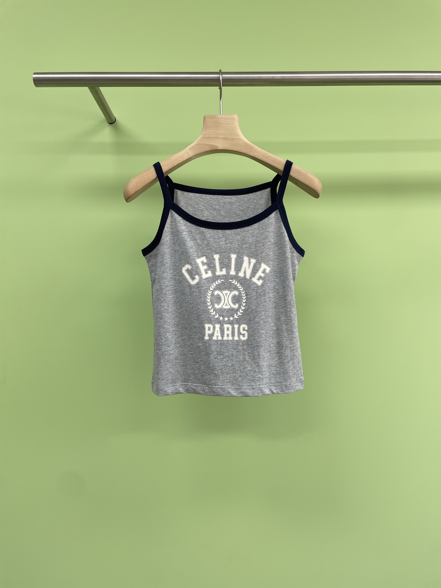 NO:434693,Celine's new spring and summer Arc de Triomphe alphabet printed contrasting suspender vest, from France's luxury brand Celine, expresses the fashion industry's connection of culture and sports, represents a new lifestyle, and has won the pursuit of trendy high-end people with excellent quality and outstanding style. The straight-tube tailoring, fit size, short structure, and color slings that collide with the color of the clothes are all the sources of celine girls' sexy. Below the brand letter CELINE on the chest is the Chain Blason double C chain pattern, inspired by the chain in front of the landmark Arc de Triomphe in France. The last one is the PARIS letter, which has both brand and classic patterns, all adopt the Conley printing process, and has a layer of outline, which is visually more three-dimensional and luxurious. No one can refuse the high-end attributes that Celine brings to every girl with outside and inside.  SML, celine, alexander wang19860909Celine2025春夏新款凯旋门字母印花撞色吊带背心,来自法国的奢侈品牌Celine,表达了时尚界对文化与运动的串联,代表着一种新的生活方式,凭借优秀品质和出众的风格获得潮流高端人士的追捧,这款背心直筒式的剪裁,合身的尺寸,偏短的构造,与衣服色彩相撞的配色吊带,都是celine女孩性感的源泉,胸前品牌字母CELINE下方是Chain Blason双C锁链图案,灵感来自法国的地标性建筑凯旋门前的锁链,承接在最后的是PARIS字母,既有品牌又有经典的图案,全部采用康利印花的工艺,并且做了一层轮廓,视觉上更加立体和奢华感,谁也无法拒绝Celine带给每一位女孩外穿内搭的高级属性. 码数SML,,celine,alexander wang,Women's clothing