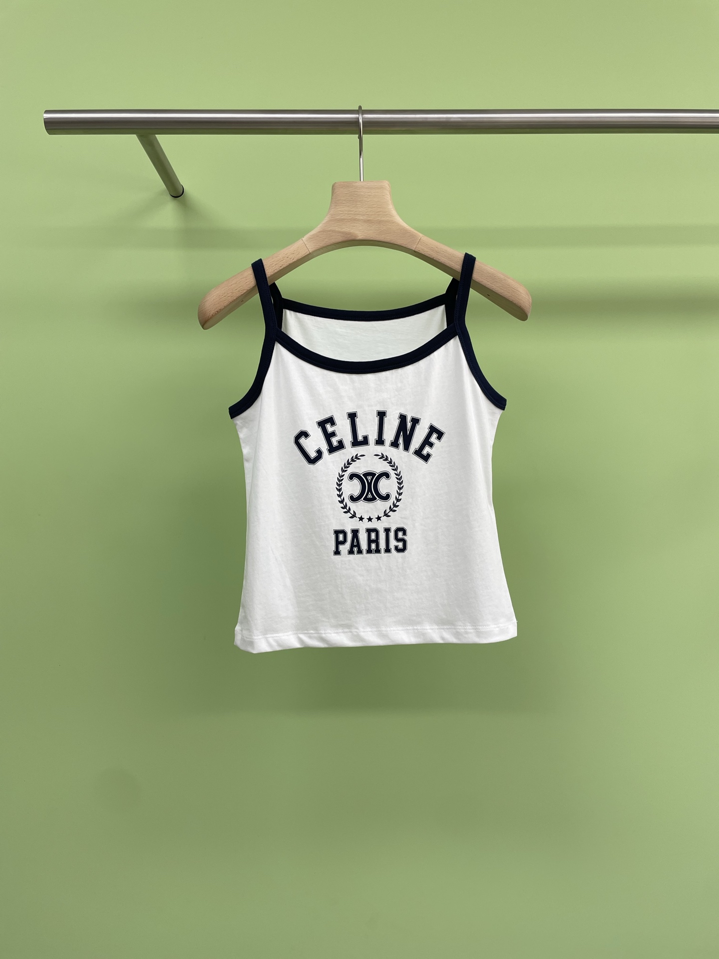 NO:434697,Celine's new spring and summer Arc de Triomphe alphabet printed contrasting suspender vest, from France's luxury brand Celine, expresses the fashion industry's connection of culture and sports, represents a new lifestyle, and has won the pursuit of trendy high-end people with excellent quality and outstanding style. The straight-tube tailoring, fit size, short structure, and color slings that collide with the color of the clothes are all the sources of celine girls' sexy. Below the brand letter CELINE on the chest is the Chain Blason double C chain pattern, inspired by the chain in front of the landmark Arc de Triomphe in France. The last one is the PARIS letter, which has both brand and classic patterns, all adopt the Conley printing process, and has a layer of outline, which is visually more three-dimensional and luxurious. No one can refuse the high-end attributes that Celine brings to every girl with outside and inside.  SML, celine, alexander wang19860909Celine2025春夏新款凯旋门字母印花撞色吊带背心,来自法国的奢侈品牌Celine,表达了时尚界对文化与运动的串联,代表着一种新的生活方式,凭借优秀品质和出众的风格获得潮流高端人士的追捧,这款背心直筒式的剪裁,合身的尺寸,偏短的构造,与衣服色彩相撞的配色吊带,都是celine女孩性感的源泉,胸前品牌字母CELINE下方是Chain Blason双C锁链图案,灵感来自法国的地标性建筑凯旋门前的锁链,承接在最后的是PARIS字母,既有品牌又有经典的图案,全部采用康利印花的工艺,并且做了一层轮廓,视觉上更加立体和奢华感,谁也无法拒绝Celine带给每一位女孩外穿内搭的高级属性. 码数SML,,celine,alexander wang,Women's clothing