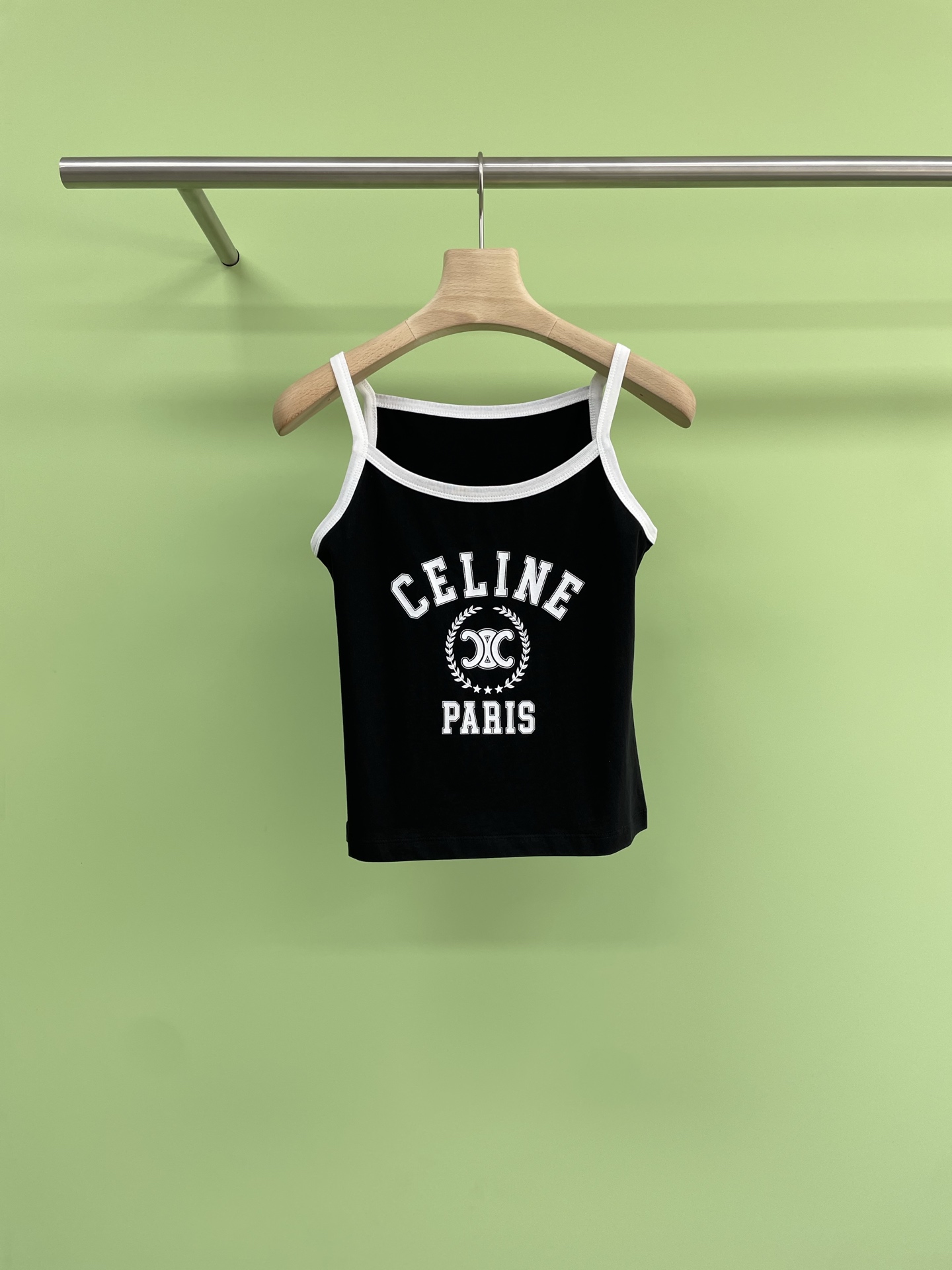 NO:434701,Celine's new spring and summer Arc de Triomphe alphabet printed contrasting suspender vest, from France's luxury brand Celine, expresses the fashion industry's connection of culture and sports, represents a new lifestyle, and has won the pursuit of trendy high-end people with excellent quality and outstanding style. The straight-tube tailoring, fit size, short structure, and color slings that collide with the color of the clothes are all the sources of celine girls' sexy. Below the brand letter CELINE on the chest is the Chain Blason double C chain pattern, inspired by the chain in front of the landmark Arc de Triomphe in France. The last one is the PARIS letter, which has both brand and classic patterns, all adopt the Conley printing process, and has a layer of outline, which is visually more three-dimensional and luxurious. No one can refuse the high-end attributes that Celine brings to every girl with outside and inside.  SML, celine, alexander wang19860909Celine2025春夏新款凯旋门字母印花撞色吊带背心,来自法国的奢侈品牌Celine,表达了时尚界对文化与运动的串联,代表着一种新的生活方式,凭借优秀品质和出众的风格获得潮流高端人士的追捧,这款背心直筒式的剪裁,合身的尺寸,偏短的构造,与衣服色彩相撞的配色吊带,都是celine女孩性感的源泉,胸前品牌字母CELINE下方是Chain Blason双C锁链图案,灵感来自法国的地标性建筑凯旋门前的锁链,承接在最后的是PARIS字母,既有品牌又有经典的图案,全部采用康利印花的工艺,并且做了一层轮廓,视觉上更加立体和奢华感,谁也无法拒绝Celine带给每一位女孩外穿内搭的高级属性. 码数SML,,celine,alexander wang,Women's clothing