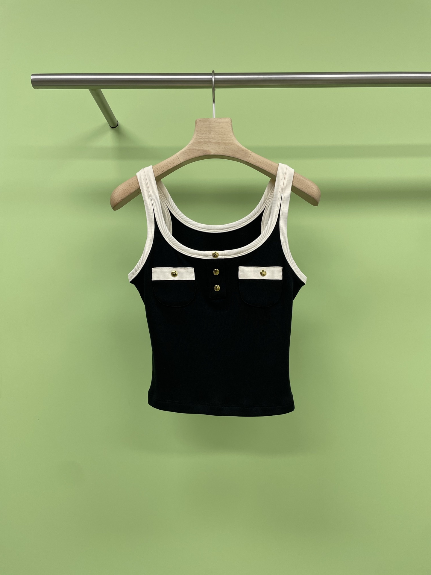 NO:434705,CELINE 2025 early spring new vest, a must-have vest for girls in summer, cool summer, the bright black sleeveless knitted vest in front of you is ready to go out and heart. This summer, your style is matched with hot and cold, and there is no difference between black and white. Only the beautiful mix and contrasting effect, the naughty and intellectual feeling is what you want? The elegant black contrasting color and refreshing beige interprets a unique side, elegant and flexible, making people shine. The clean and neat lines of the vest are unique in the lively summer, and the simple and fashionable travel must-have item. The sleeveless design vest gives you coolness in the hot summer, while the black and white contrasting color makes you even more different. Having a perfect vest allows you to wear a good mood and make the color to the extreme. This summer, play with this black and white contrasting sleeveless vest to create new tricks.  SML, celine, alexander wang19860909CELINE2025早春新款背心,夏日女生必备小背心,清凉夏日,眼前一亮的黑色无袖针织背心,已经准备好了走心,这个夏天,让你的造型冷热搭配得体,哪有什么黑与白的分别,只有优美的混搭与撞色效果,调皮又知性的感觉是你想要的吗?优雅的黑色撞色清爽的米白色,诠释出独特的一面,优雅不失灵动,让人眼前一亮,背心干净利落的线条,在热闹的夏日中独得清质,简约时尚出行必备单品,无袖设计的背心在炎炎夏日里给你清凉的同时,黑白色的撞色又让你更加与别不同,拥有一款完美背心,让你穿出好心情,让彩色到了极致,这个夏天,与这款黑白撞色无袖背心玩出新花样. 码数SML,,celine,alexander wang,Women's clothing