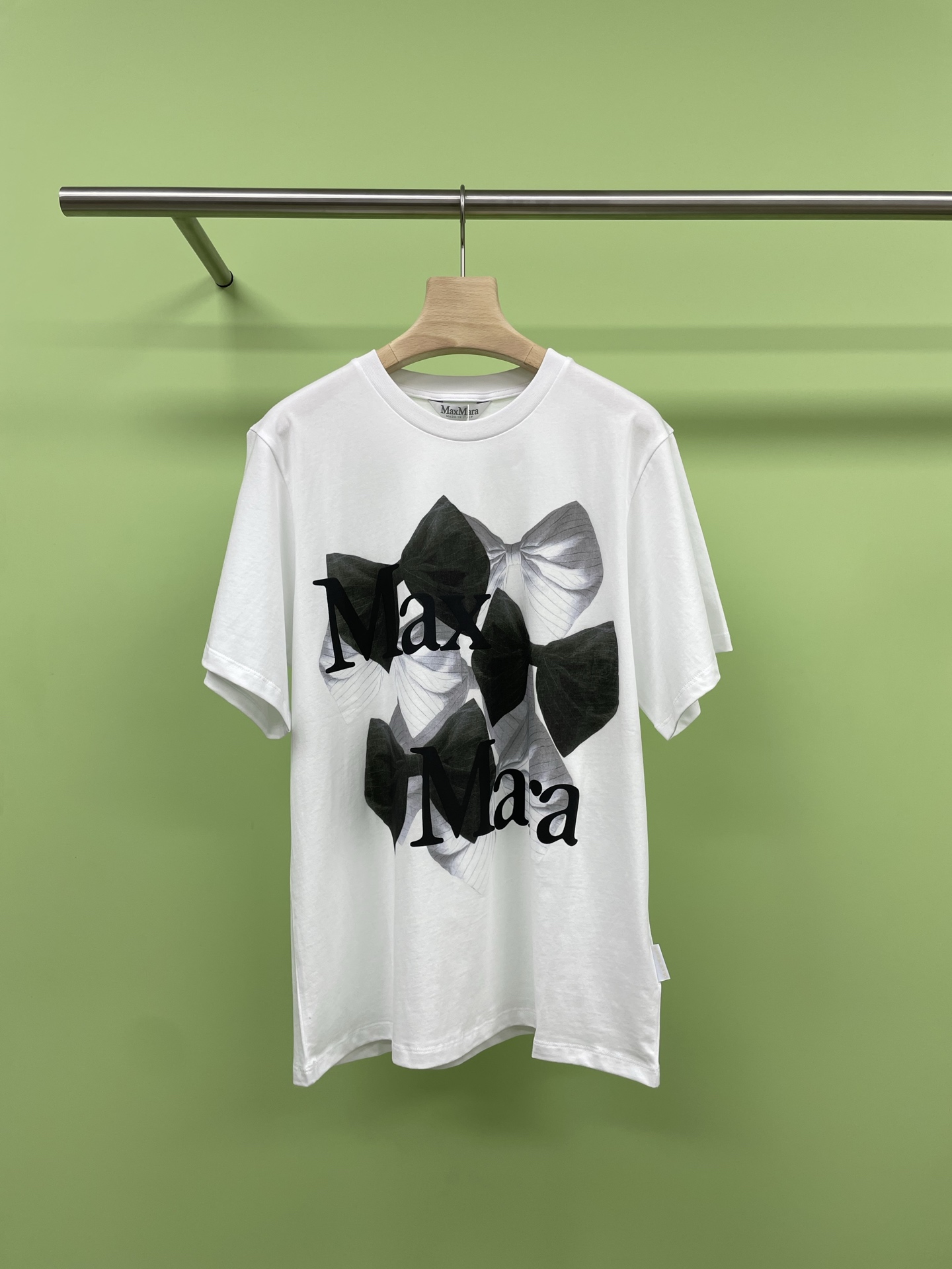 NO:434709,Max Mara's new short-sleeved millennial retro feel is full, Max Mara's early autumn new bow T-shirt, black and white color combination is classic and versatile. Paired with honeycomb mesh shorts, it is unique and breathable, and the turnover rate on the street is very high. In terms of fabric, this T-shirt is made of pure cotton, skin-friendly and breathable, and can remain dry and comfortable even in the hot summer. Loose style design, covering the flesh and slimming, and whether it is traveling or shopping on a daily basis, it can become the most eye-catching scenery on the street. Come and embrace this summer trend and romance. Let's wear this exquisite printed T together to start a fashionable journey that can be just about to go. SML, shorts, T-shirt, tees, t-shirt, alexander wang19860909Max Mara新品短袖千禧复古感拉满,Max Mara早秋新品蝴蝶结T恤,黑白配色经典又百搭.搭配蜂窝状网眼短裤,独特又透气,走在街上回头率爆表,面料方面,这款T恤选用的是纯棉材质,亲肤透气,即便是炎炎夏日也能保持干爽舒适.宽松版型设计,遮肉显瘦,无论是出门旅行还是日常逛街,都能成为街头最亮眼的风景线,快来拥抱这份属于夏日的潮流与浪漫吧,让我们一起穿上这款精致印花T开启一场说走就走的时尚之旅. 码数SML,,shorts,T-shirt,tees，t-shirt,alexander wang,Women's clothing