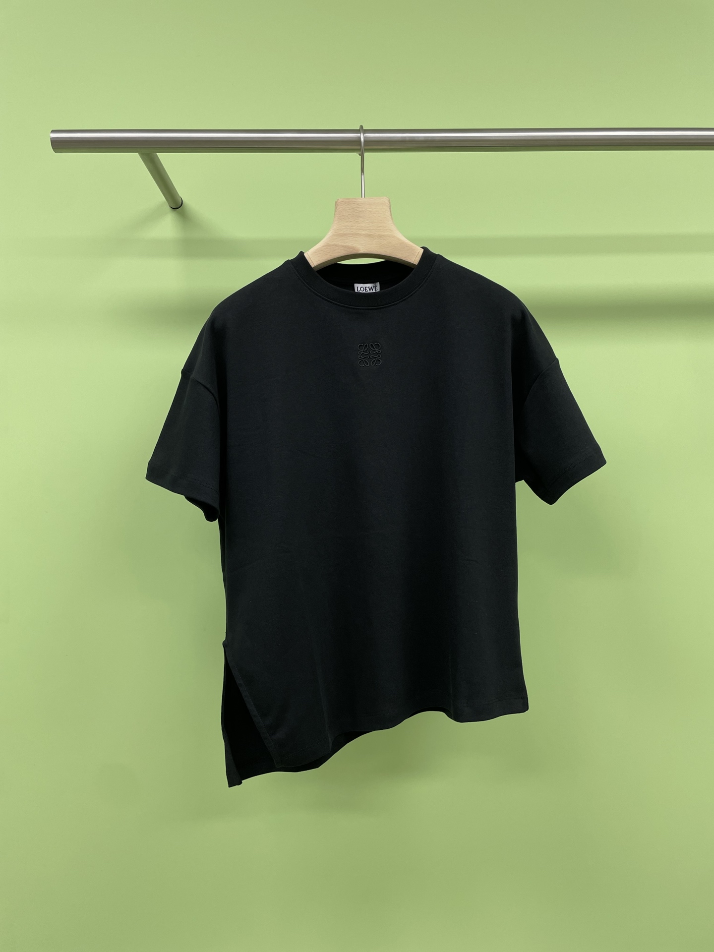 NO:434712,Loewe 2025 spring and summer new asymmetric round neck small embroidered logo short-sleeved T-shirt, Luojia single product is of course unquestionable excellent. It is absolutely eye-catching when going out, fashionable, relaxed and stylish, and the atmosphere is full. It is made of pure cotton fabric, soft and comfortable, with a delicate and soft touch, and is very comfortable on the upper body. The simple and fashionable round neck design is simple and extraordinary, very durable, very flat and delicate, one piece and one sprint, relaxed and moderate, firm, washable and durable for a long time and will not easily deform. A simple logo embroidery design, casual and natural, and the upper body is super strong. This short sleeve can definitely add a lot of color to your outfit and also provide you with more charm and temptation in daily life. SML,,loewe,loewe,T-shirt,tees,t-shirt,alexander wang19860909Loewe2025春夏新款不对称圆领小标刺绣logo短袖T恤,罗家单品颜值当然是毋庸置疑的出色,出街绝对吸引眼球,时髦轻松有格调,氛围感一下子拉满,采用纯棉面料材质,柔软舒适,触感细腻柔糯,上身很舒服,简约的时尚圆领设计精简不凡,很是耐看车线非常平整细腻一张一驰,松驰有度,牢固有型耐洗耐穿久穿不易不变形,一款简约标识logo刺绣设计,休闲自然,随身版型上身的耐看度超级之强,这种短袖绝对能够为你的穿搭增色不少,也为你日常提供更多的魅力与诱惑力. 码数SML,,loewe,loewe,T-shirt,tees，t-shirt,alexander wang,Women's clothing